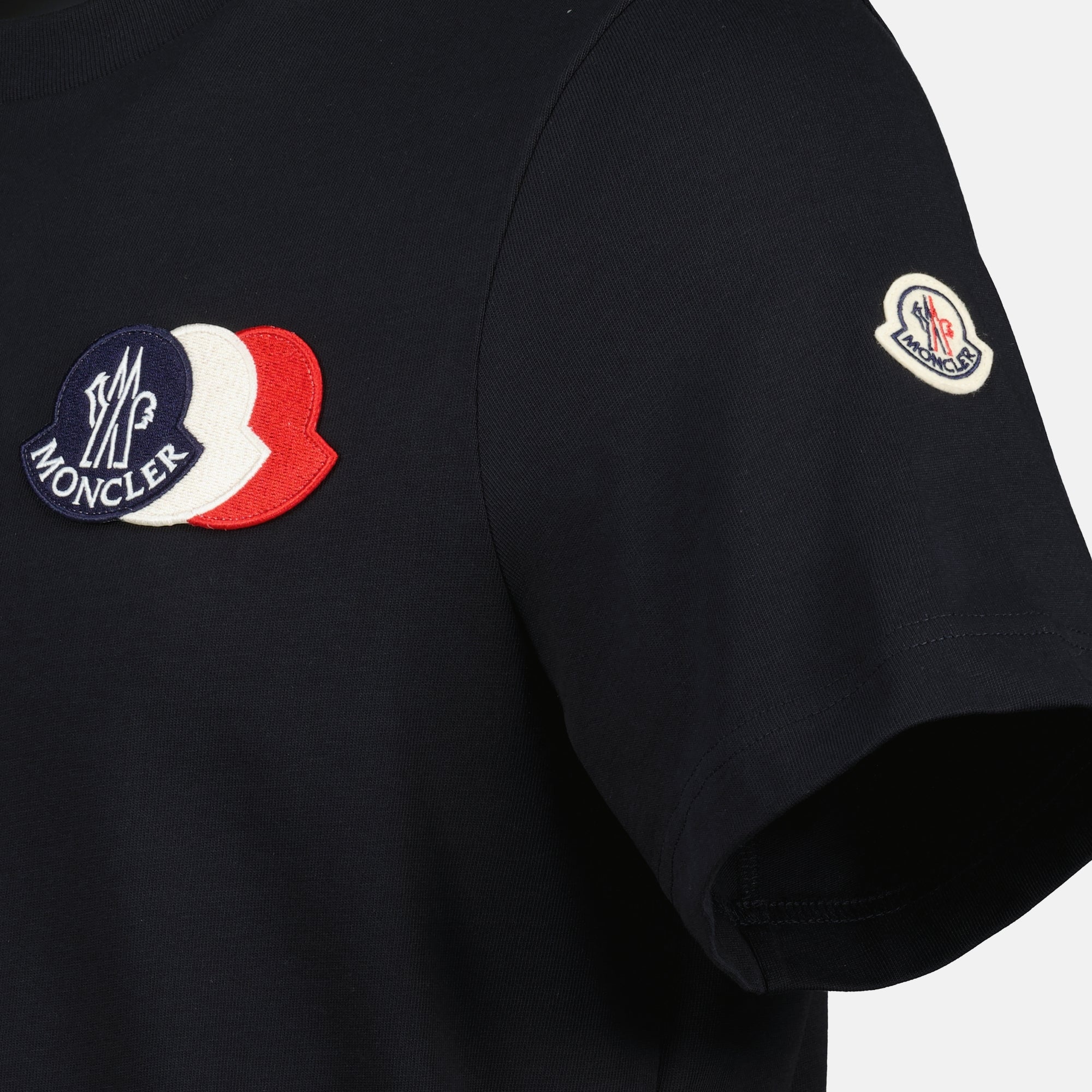Imagen del artículo camiseta con logo tricolor de la marca Moncler para Hombre - Temporada Otoño-Invierno 2025 - Vista Detallada_3