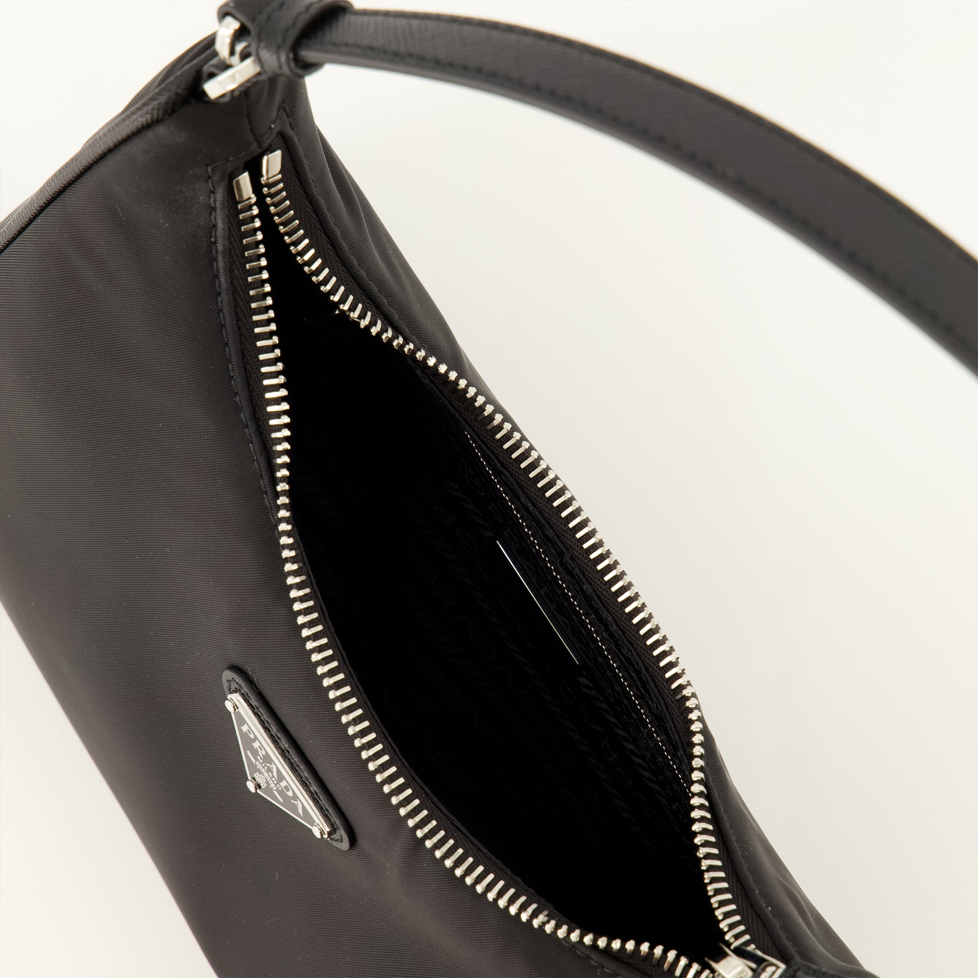 Sacs à main et épaule Mini Re-Edition 2005 Tasche aus schwarzem Re-Nylon Prada Noir Femme