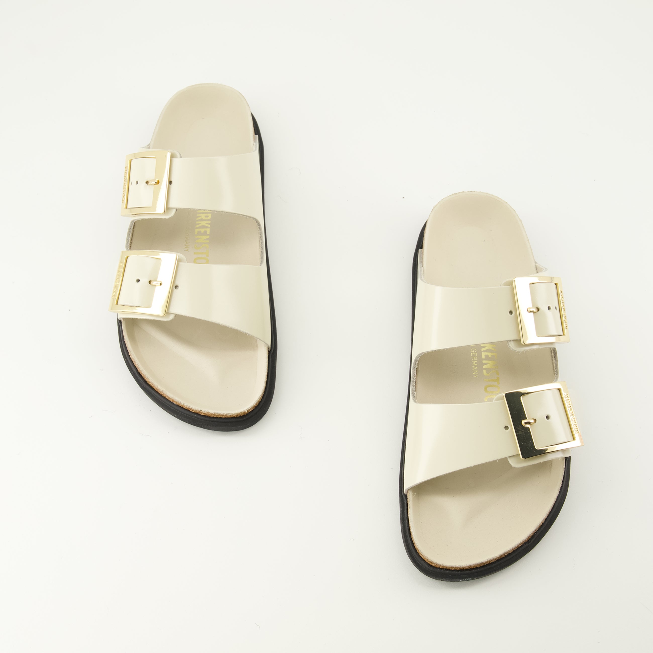 Image de l'article Sandales Arizona en cuir verni blanc de la marque Birkenstock pour Femme - Saison Printemps-Été 2026 - Vue de dessus paire de chaussure