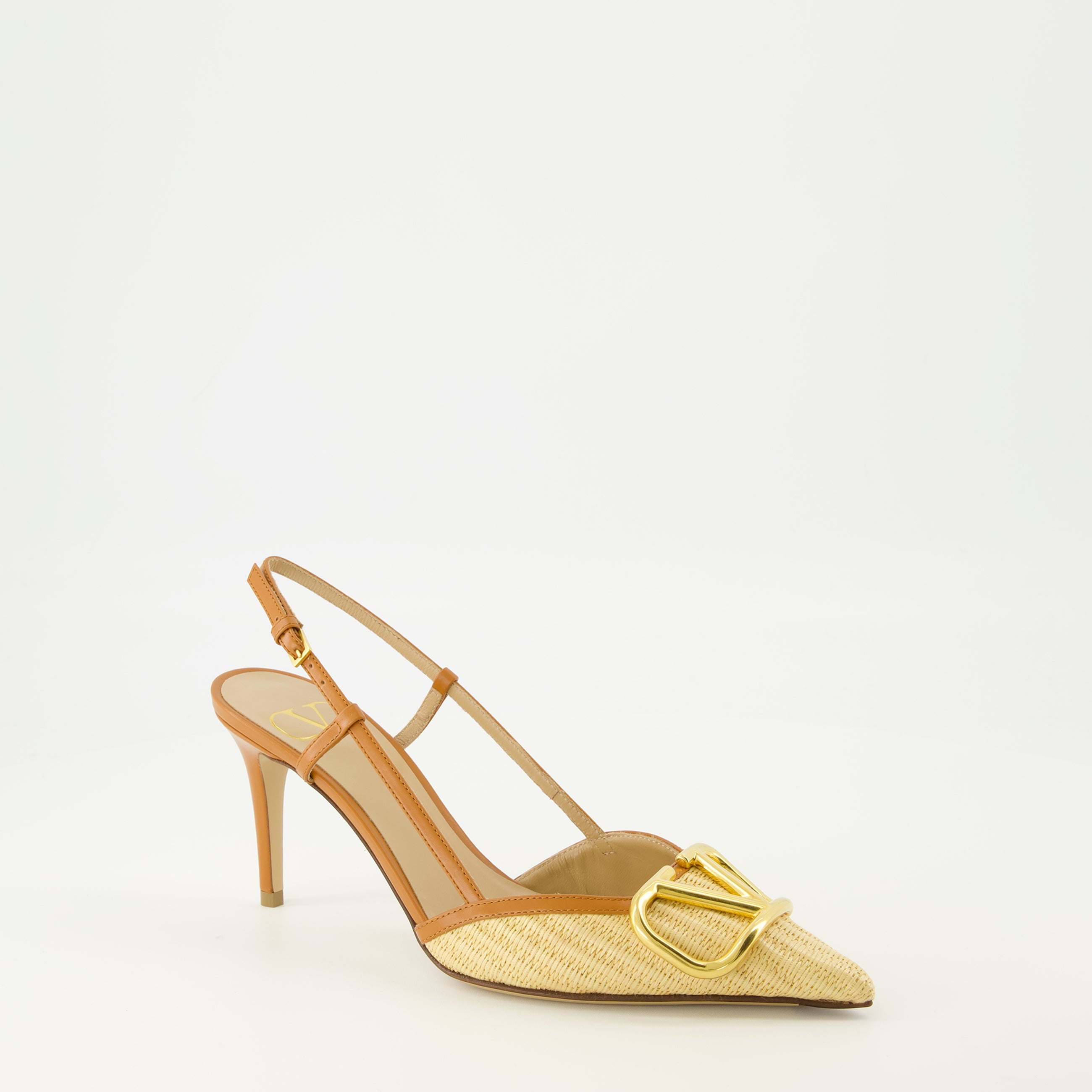 Immagine dei décolleté VLogo in rafia beige del marchio Valentino Garavani per donna - Stagione Primavera-Estate 2026 - Vista tre quarti anteriore destra