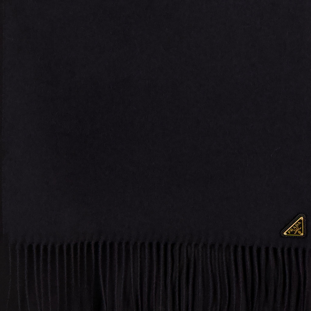Imagen del artículo Bufanda de seda y cachemira negra de la marca Prada para Mujer - Temporada Otoño-Invierno 2025 - Vista Detallada_2