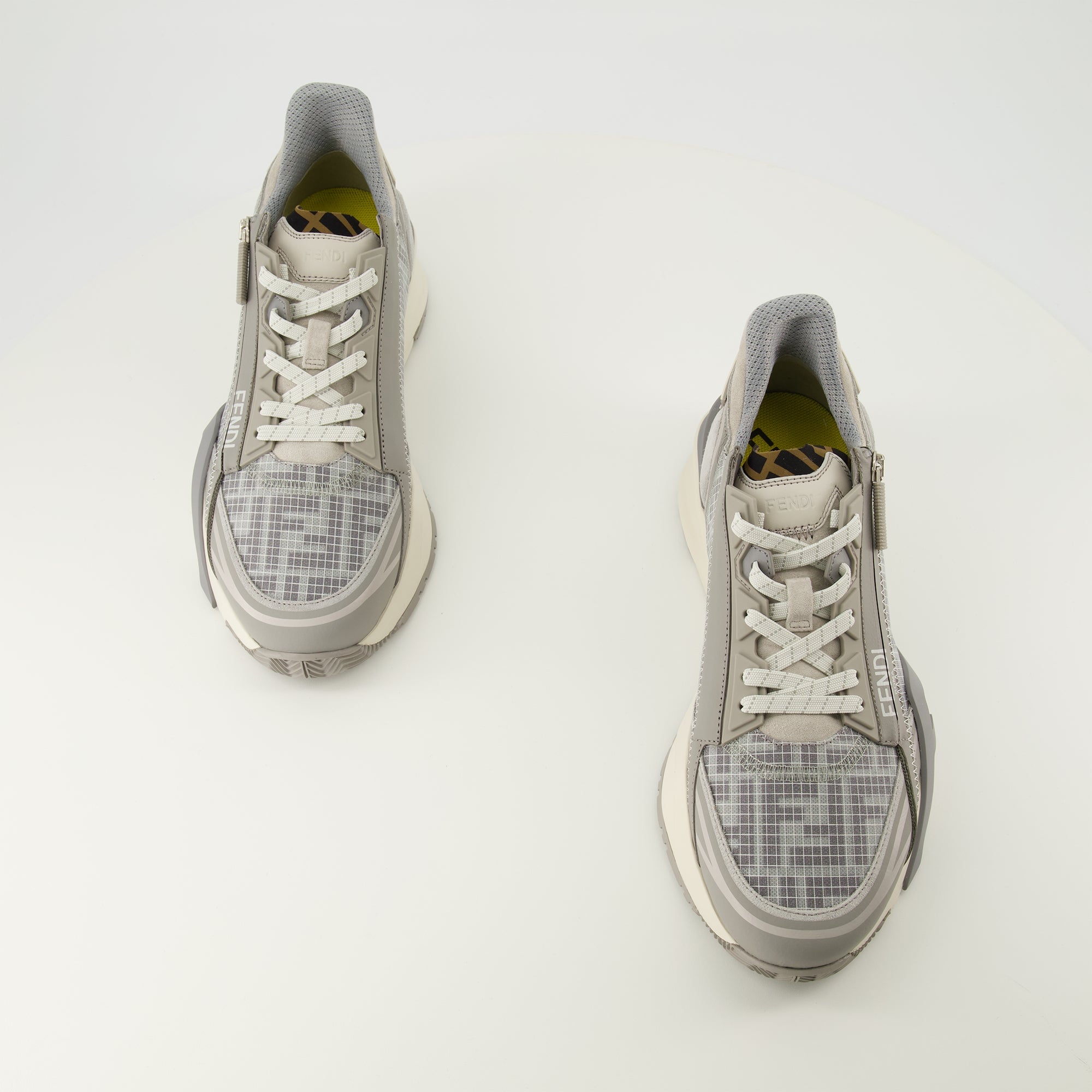 Image de l'article Baskets Fendi Flow en filet et cuir gris de la marque Fendi pour Homme - Saison Printemps-Été 2026 - Vue de dessus paire de chaussure
