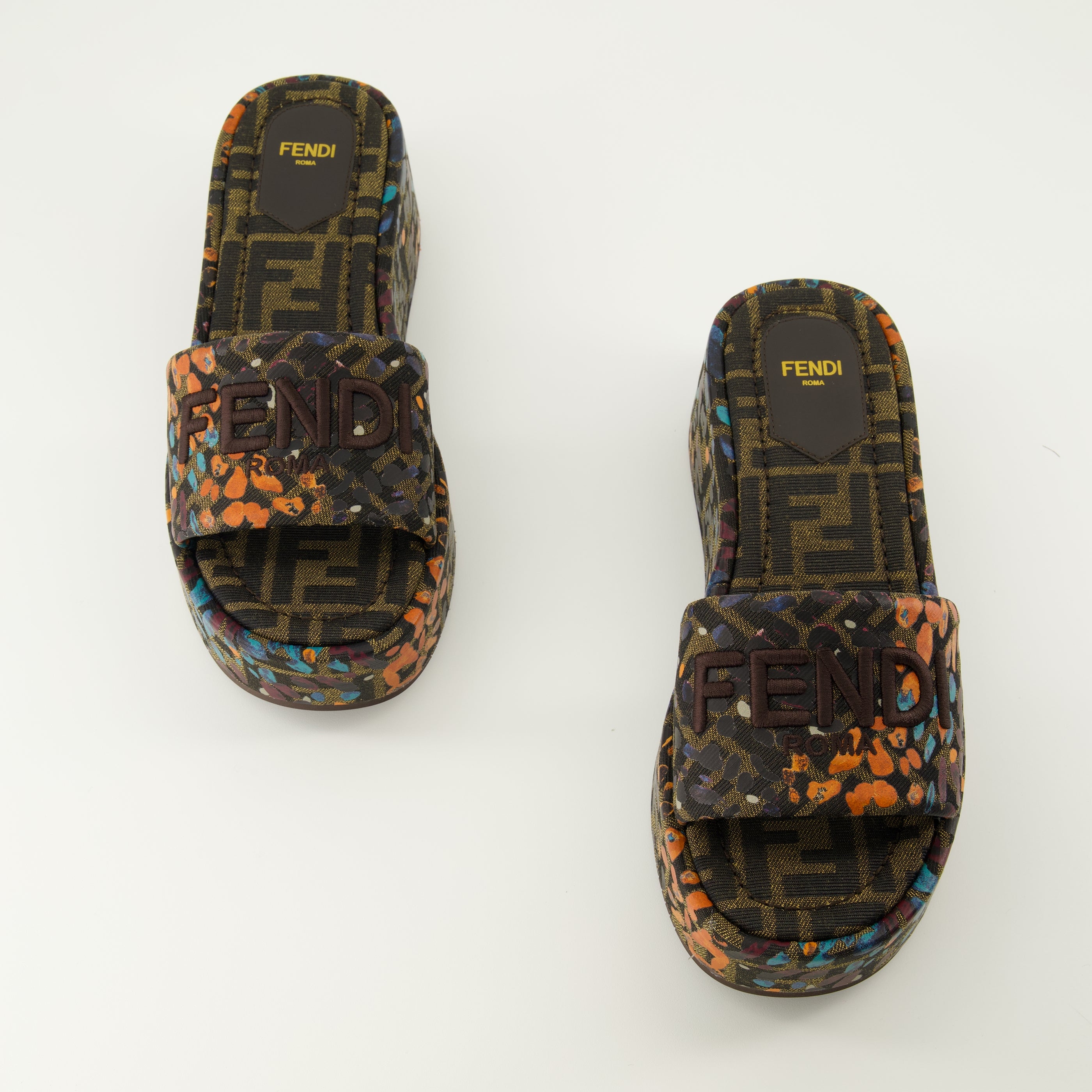 Imagem das mules de salto plataforma com padrão floral FF da Fendi para Mulher - Coleção Primavera-Verão 2026 - Vista Detalhada 5