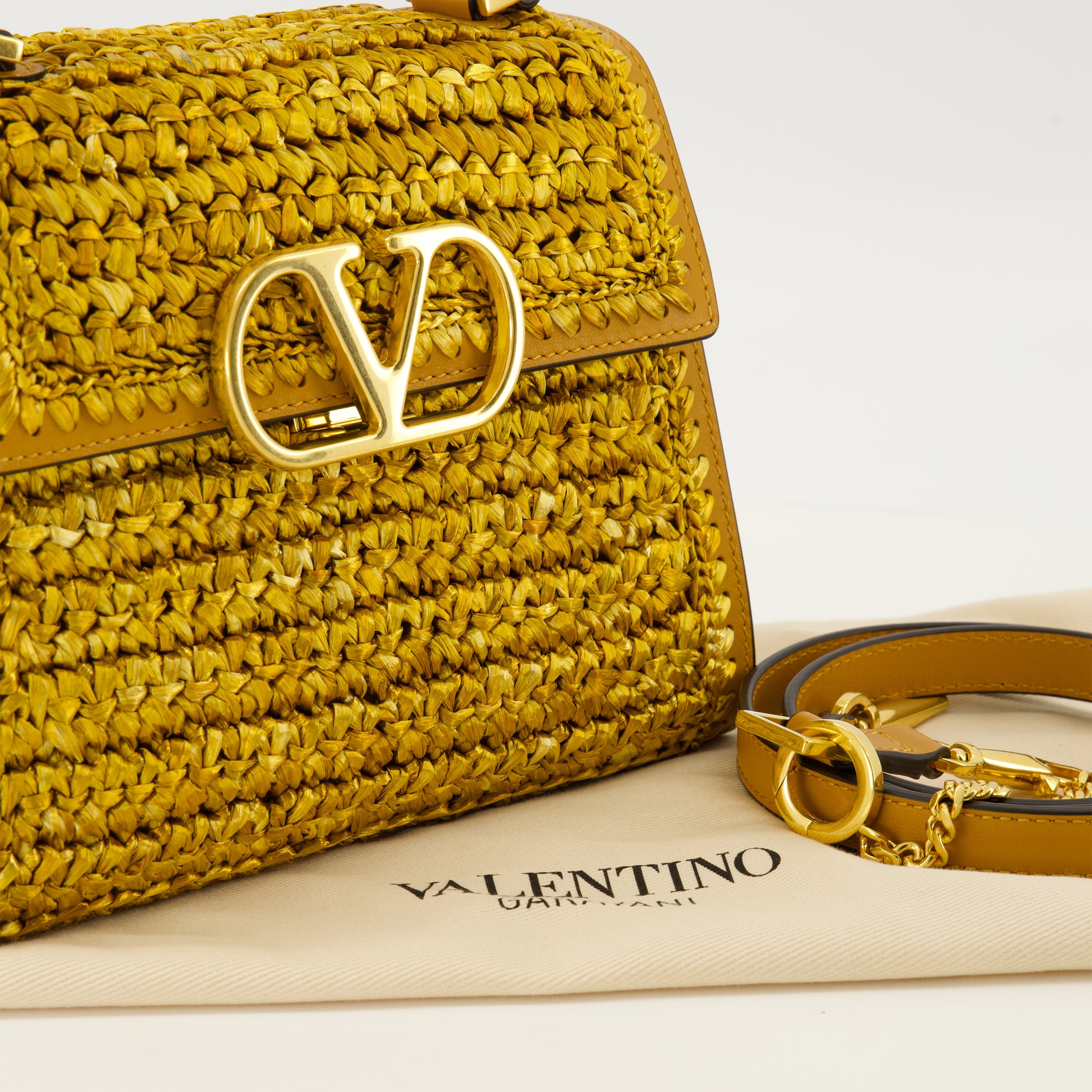 Image de l'article Mini Sac VSling en tissu effet raphia doré de la marque Valentino Garavani pour Femme - Saison Printemps-Été 2026 - Vue détaillée_2