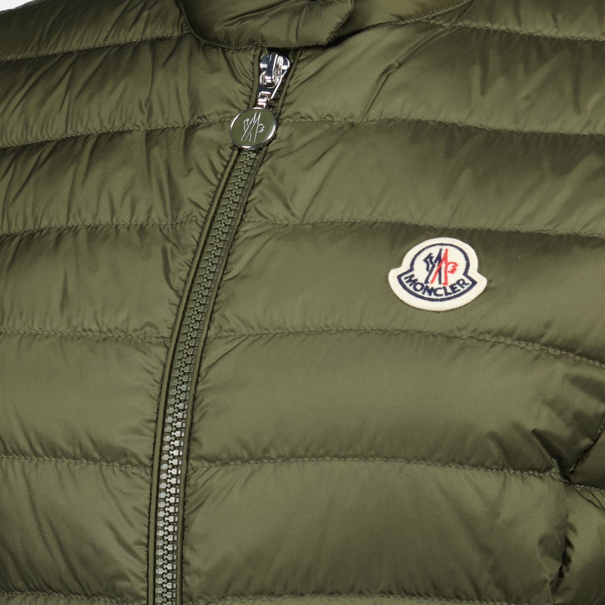 Bild des ärmellosen Daunenjackets Igens in Khaki von Moncler für Damen - Frühjahr-Sommer 2026 - Detailansicht_1