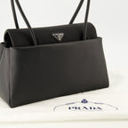 Sacs à main et épaule Medium Passage Bag aus schwarzem Leder und Re-Nylon Prada Noir Femme