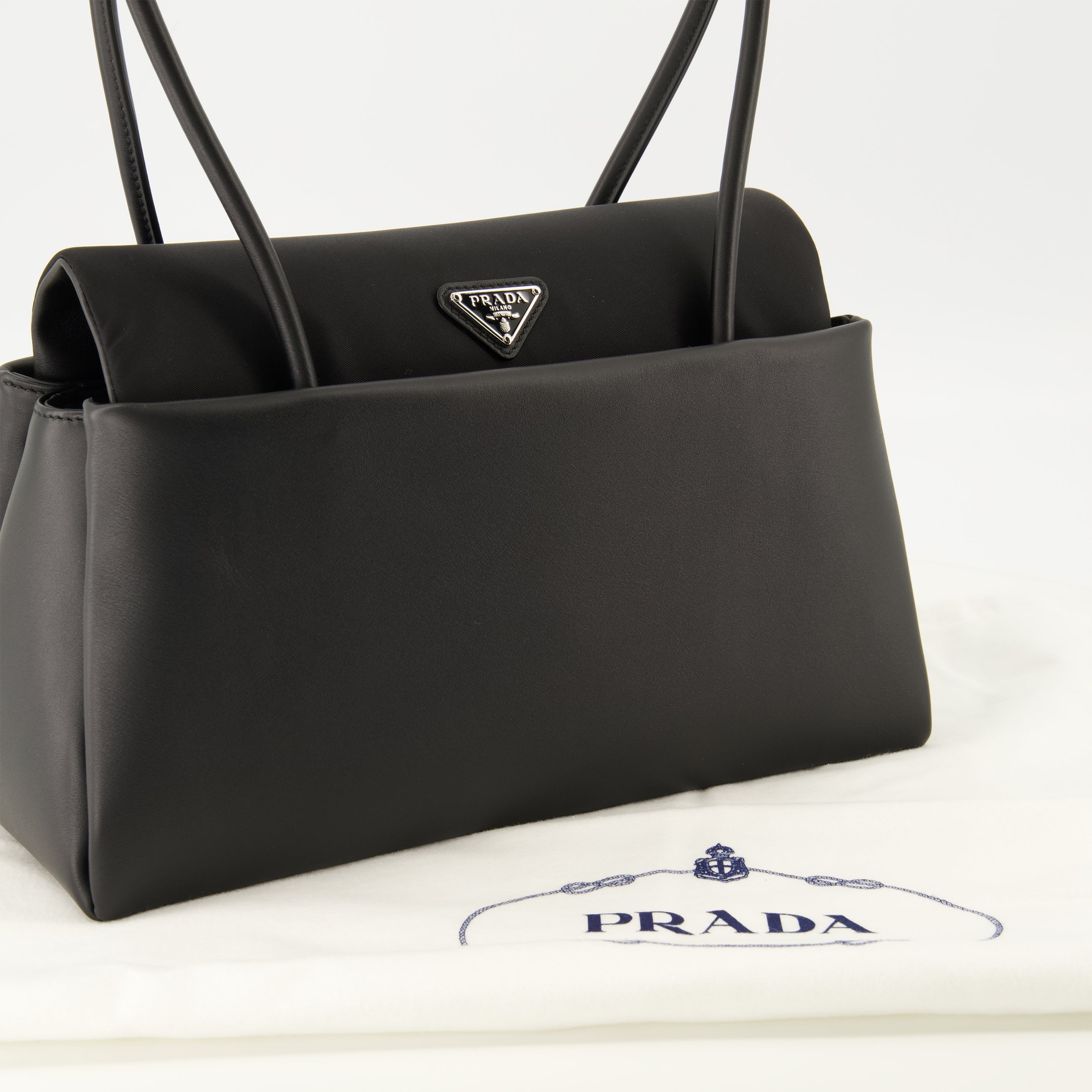 Sacs à main et épaule Sac Passage moyen noir en cuir et Re-nylon Prada Noir Femme