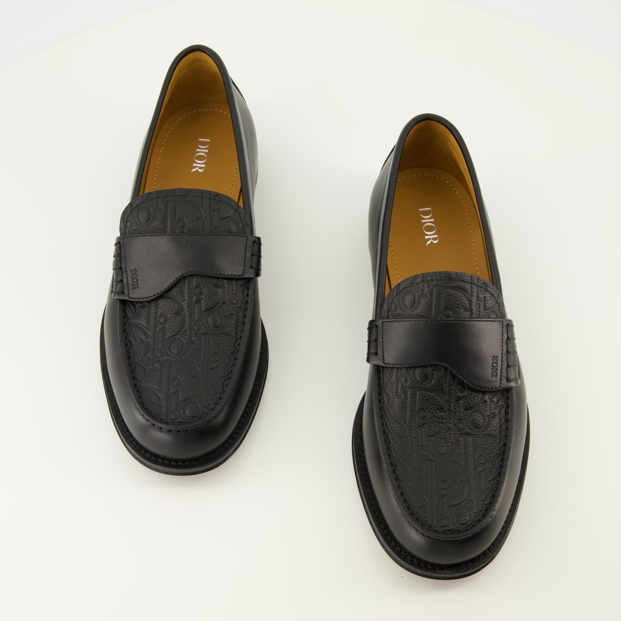 Bild der Granville Mokassins von Dior für Herren - Herbst-Winter 2025 - Draufsicht auf das Paar Schuhe