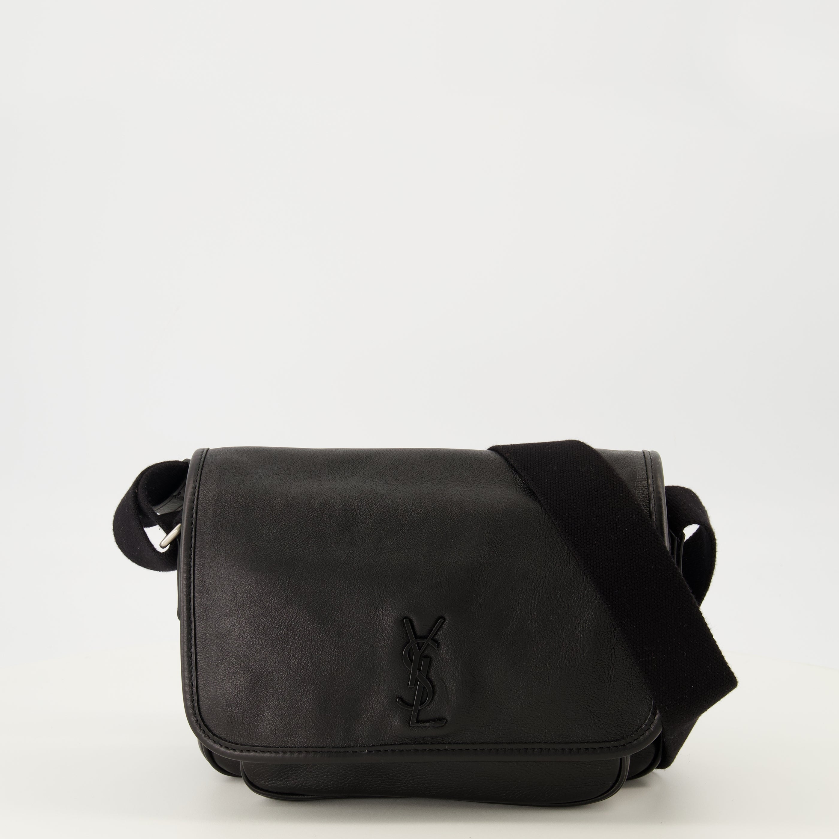 Image de l'article Petit sac Niki en cuir noir de la marque Saint Laurent pour Homme - Saison Printemps-Été 2026 - Vue de Face