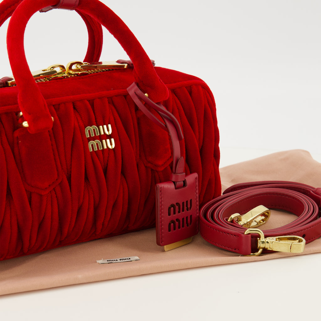 Image de l'article Sac Arcadie en velours matelassé rouge de la marque Miu Miu pour Femme - Saison Printemps-Été 2026 - Vue détaillée_2