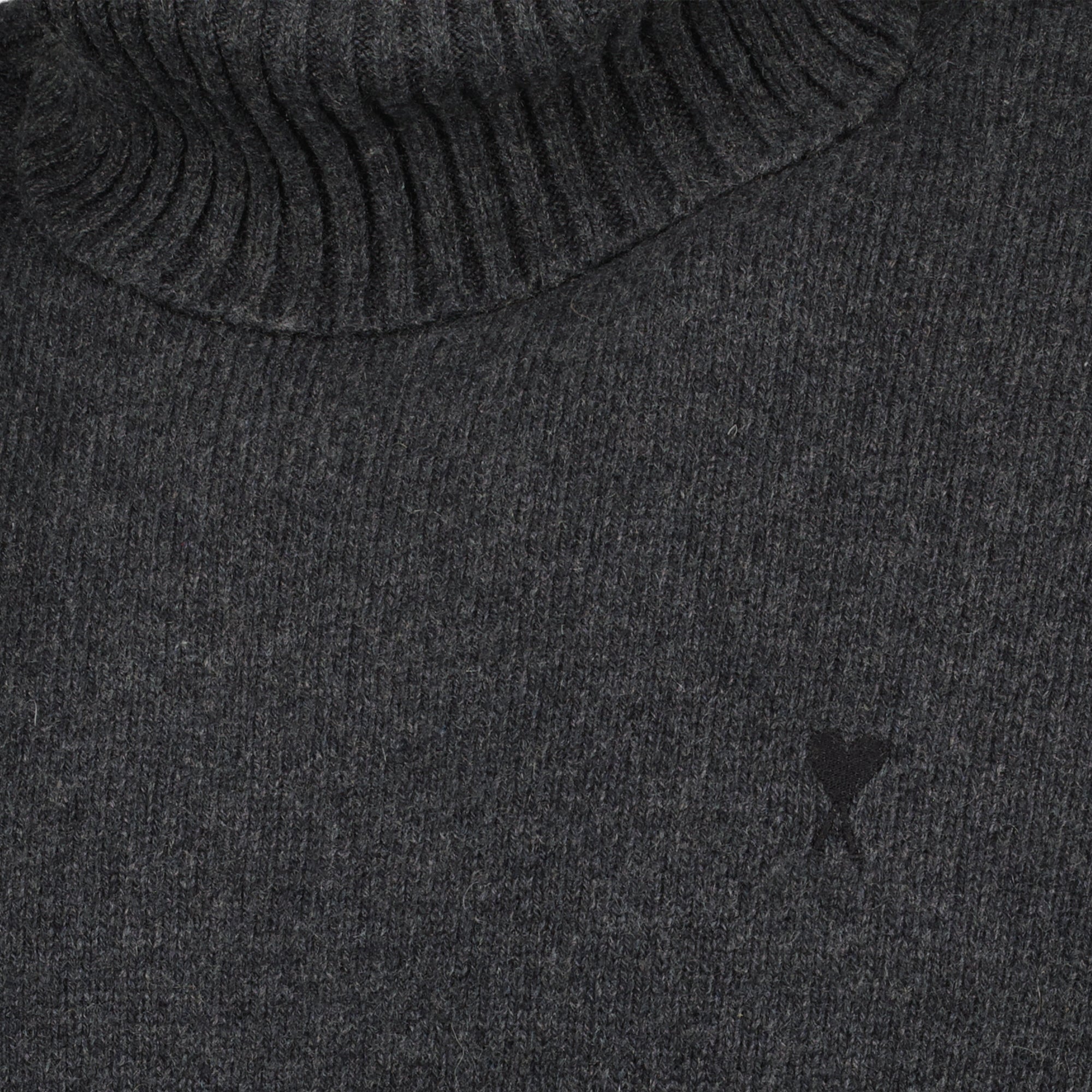 Imagen del artículo Suéter de cuello corazón de la marca Ami PARIS para Hombre - Temporada Otoño-Invierno 2025 - Vista Detallada_3