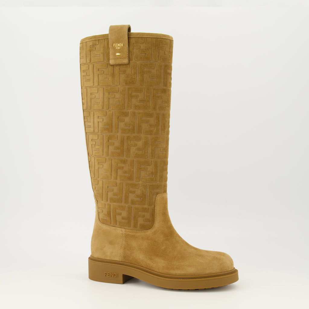 Bild der Fendi-Marke braune Wildleder Filo-Stiefel für Damen - Herbst-Winter 2025 Saison - Rechte Dreiviertelansicht von vorne