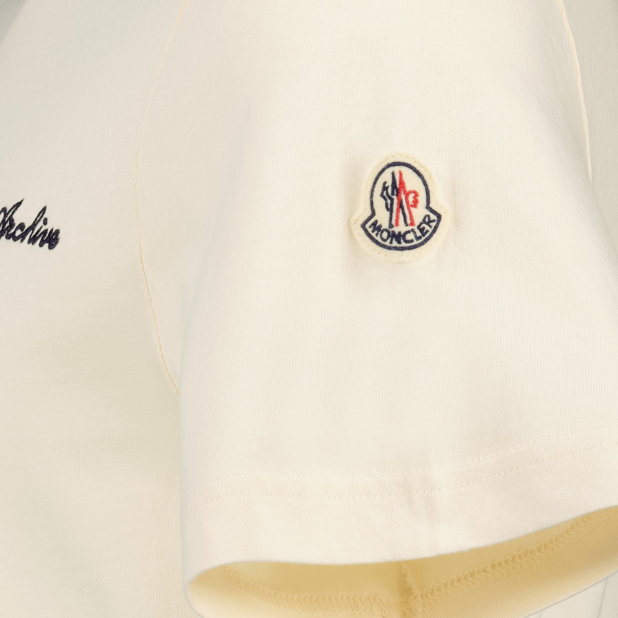 Immagine della T-shirt beige ricamata del marchio Moncler per uomo - Stagione Primavera-Estate 2026 - Vista Dettagliata_2