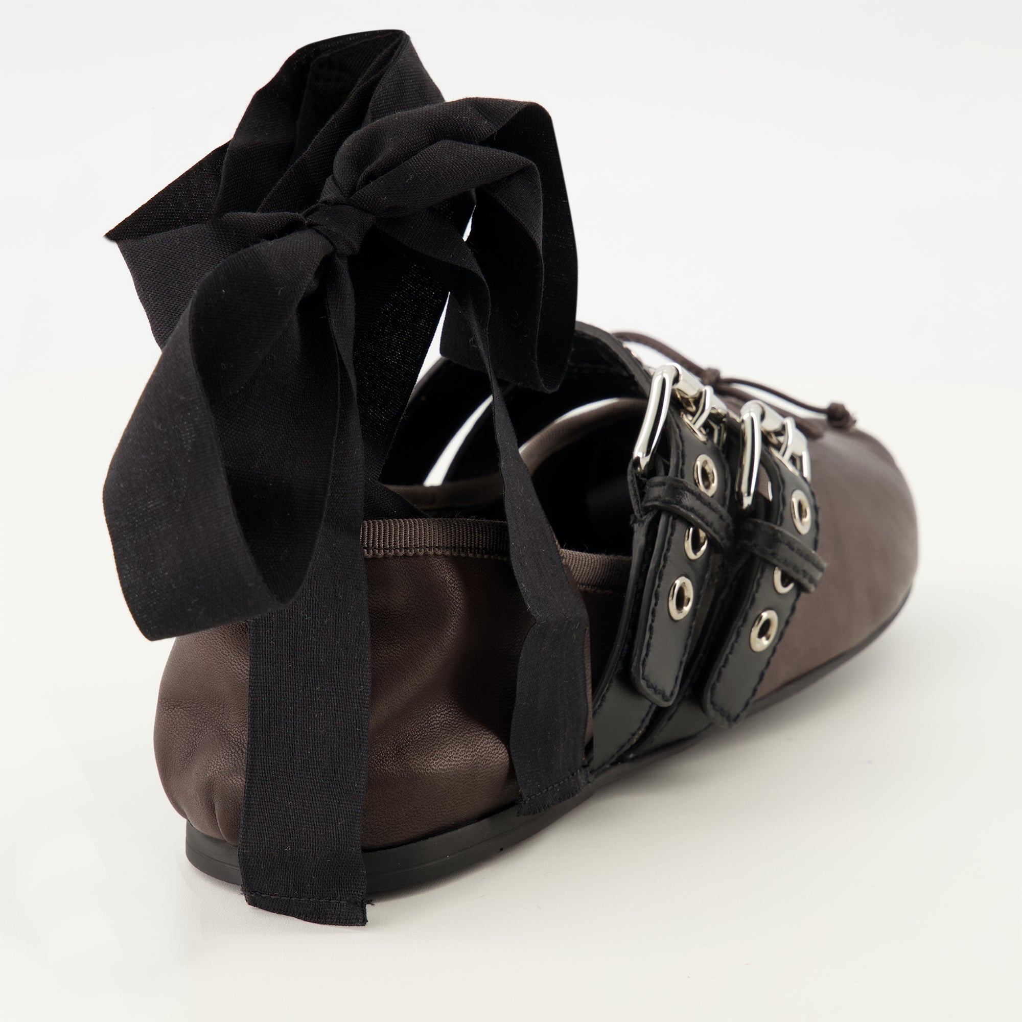 Image de l'article Ballerines à brides en cuir et laçage de la marque Miu Miu pour Femme - Saison Printemps-Été 2026 - Vue arrière