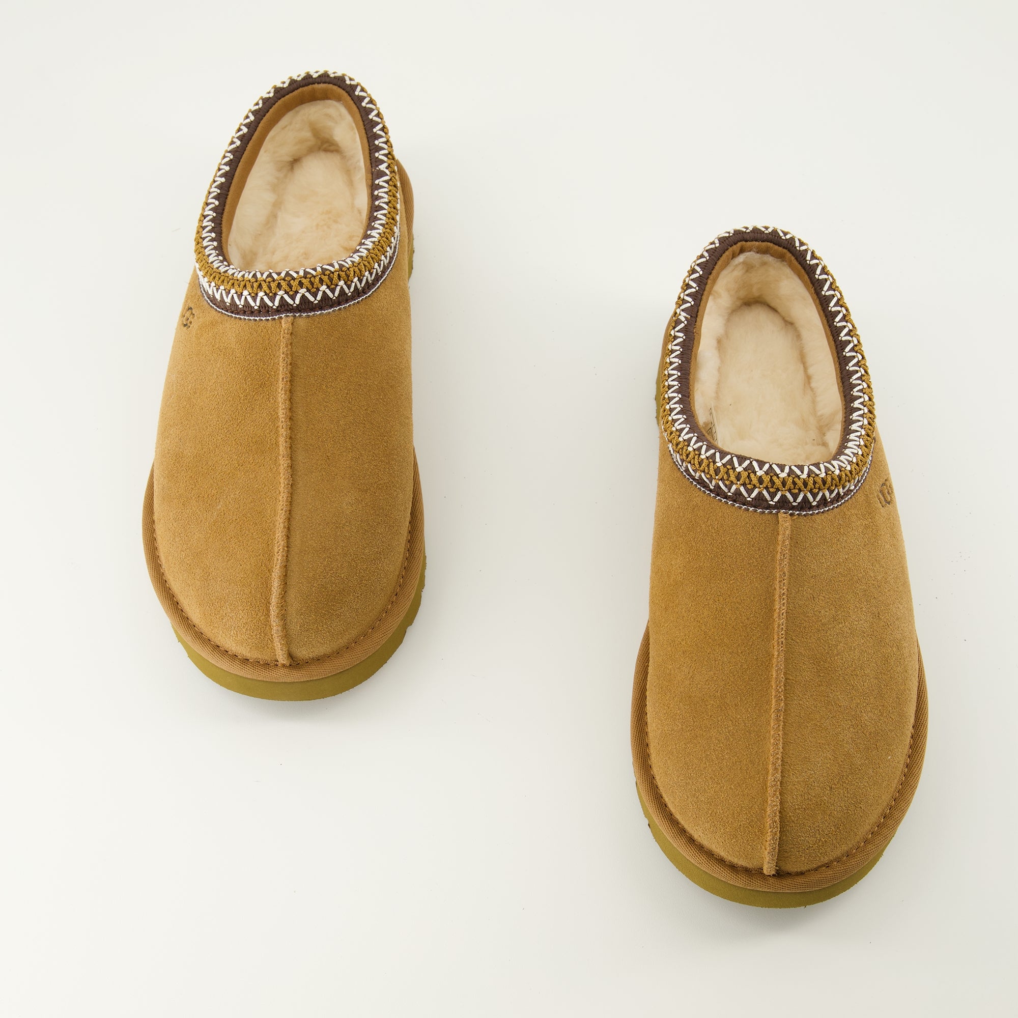 Imagen de las mules Tasman II marrones de Ugg para mujer - Temporada Otoño-Invierno 2025 - Vista de cima do par de zapatos