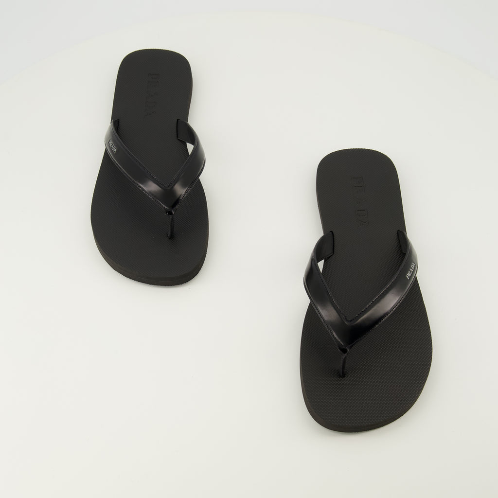 Bild des Artikels Schwarze, gebürstete Lederflip-Flops von Prada für Männer - Frühling-Sommer 2026 - Draufsicht auf das Paar Schuhe