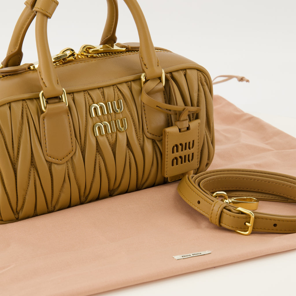 Imagen del artículo bolso Acardie acolchado marrón de la marca Miu Miu para Mujer - Temporada Primavera-Verano 2026 - Vista Detallada_2