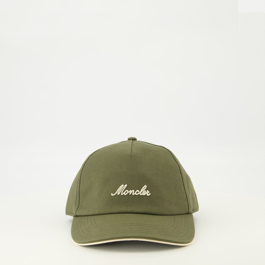 Immagine del cappello khaki con logo del marchio Moncler per Uomo - Collezione Primavera-Estate 2026 - Vista Frontale