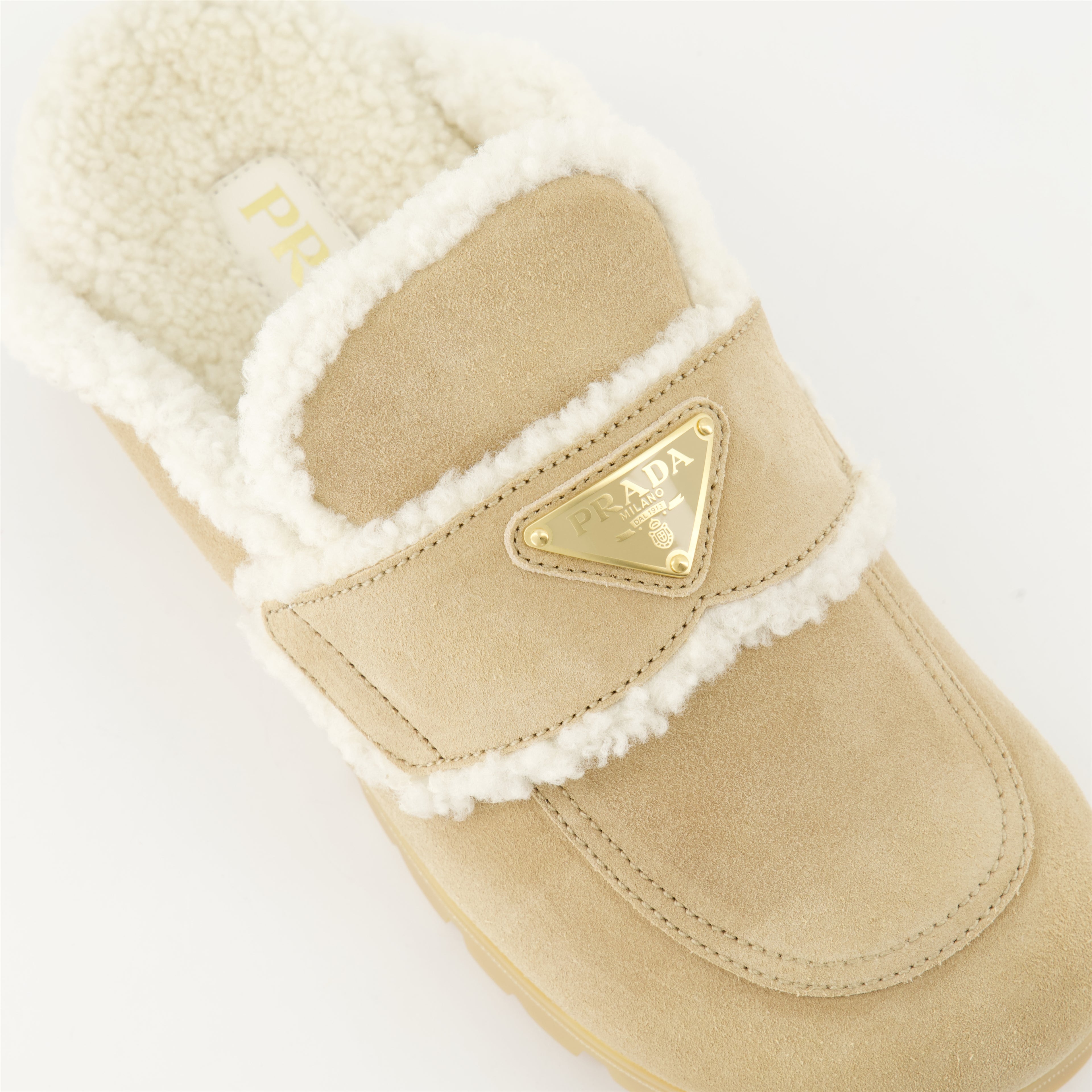 Zapatos abiertos Mules fourrées Prada Beige Femme