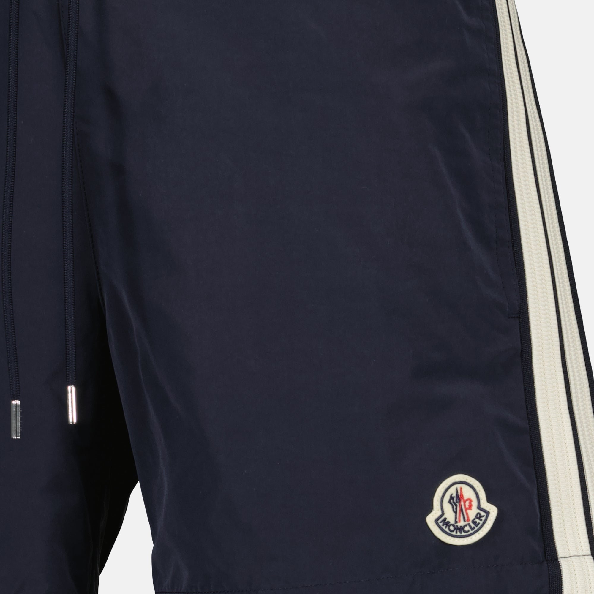 Image de l'article Short de bain à liseré de la marque Moncler pour Homme - Saison Printemps-Été 2025 - Vue détaillée_2
