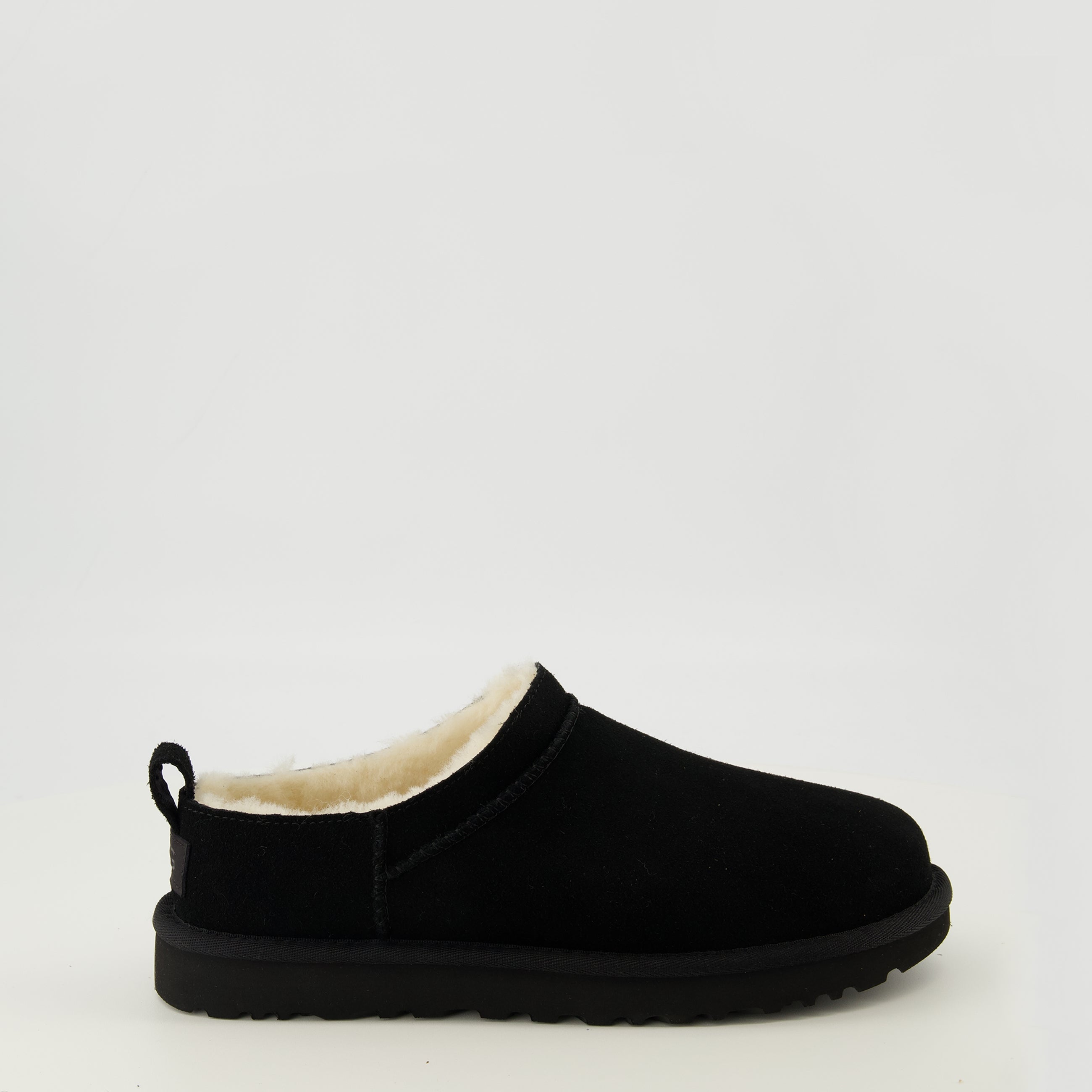 Image de l'article Bottines Classic Micro noir de la marque Ugg pour Femme - Saison Printemps-Été 2026 - Vue latérale droite