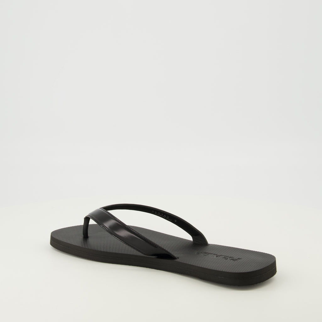 Bild des Artikels Schwarze, gebürstete Lederflip-Flops von Prada für Männer - Frühling-Sommer 2026 - Dreiviertelansicht von hinten rechts