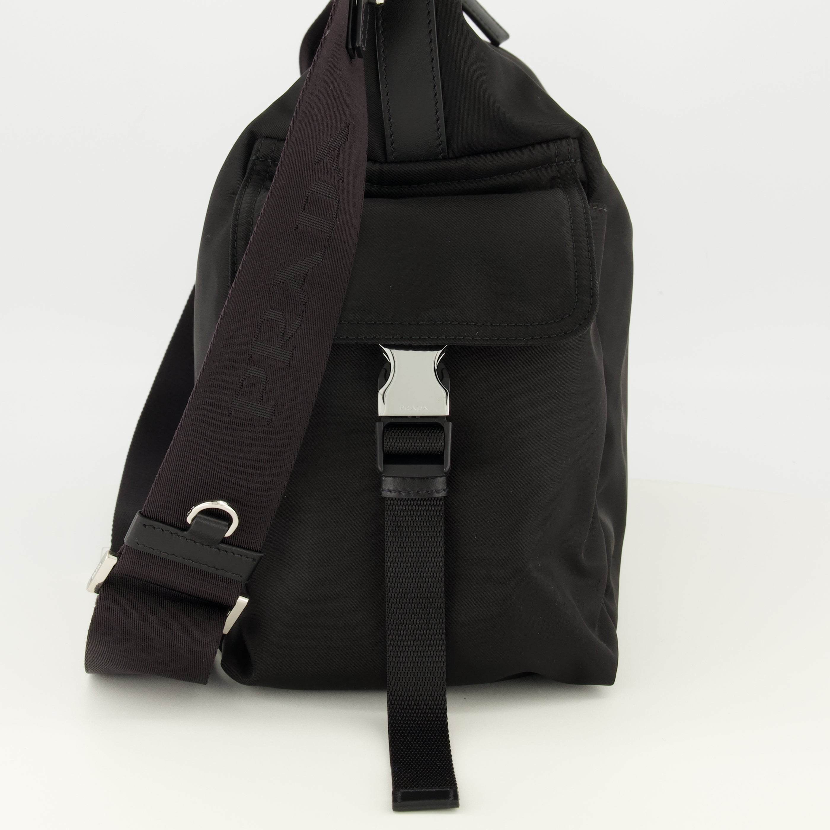 Image de l'article Sac Explorer noir en Re-Nylon et cuir de la marque Prada pour Homme - Saison Printemps-Été 2026 - Vue détaillée_2