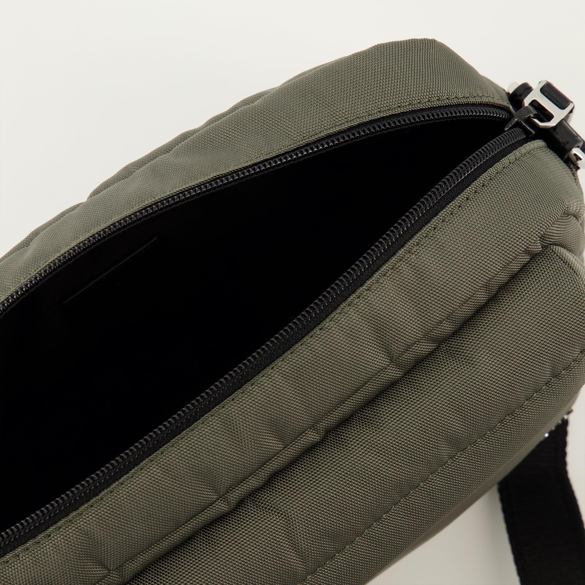 Bild der Essential U khakifarbene Tasche von Givenchy für Herren - Frühling-Sommer 2026 - Detailansicht 3