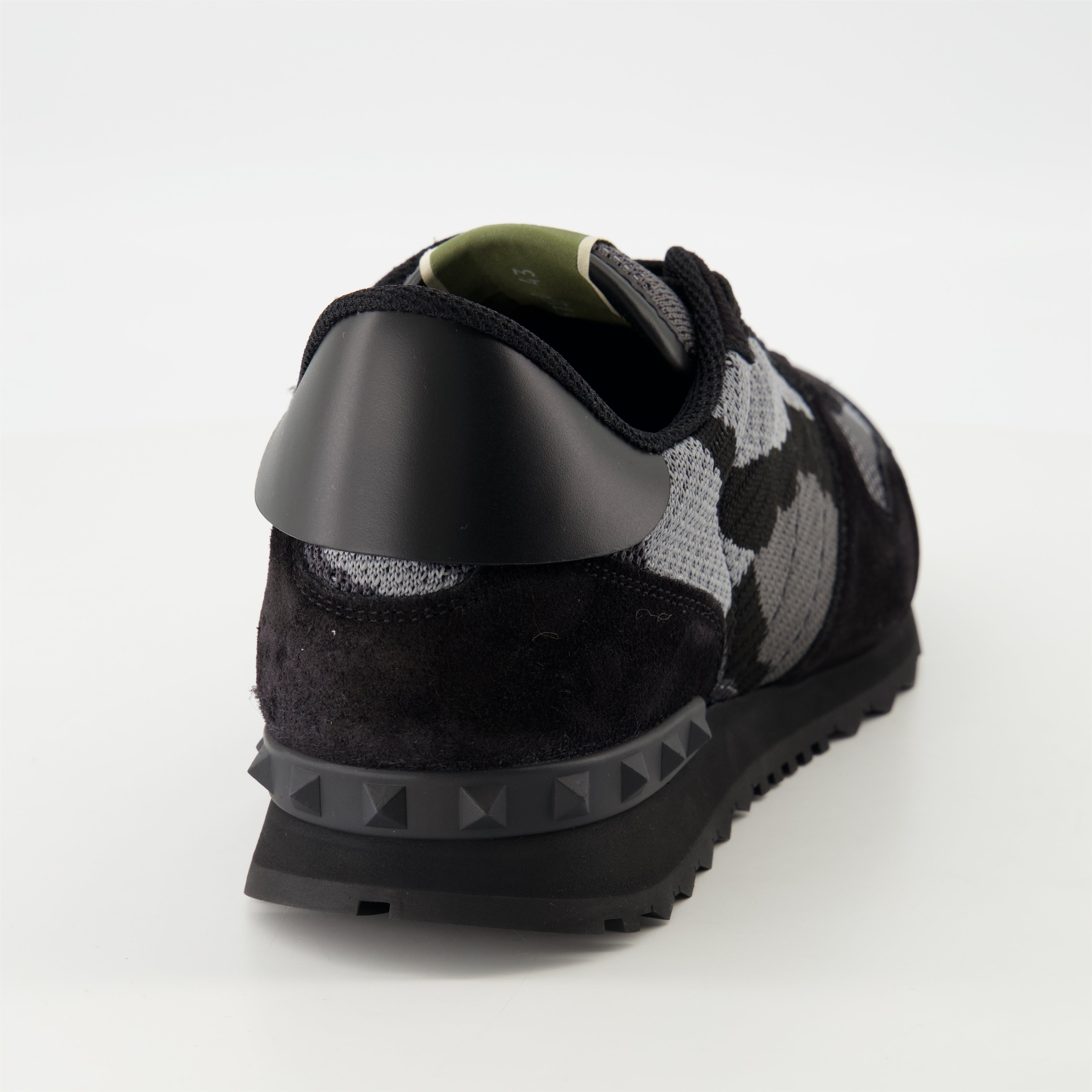 Image de l'article Baskets Rockrunner Camouflage gris de la marque Valentino Garavani pour Homme - Saison Printemps-Été 2026 - Vue trois quarts arrière droite