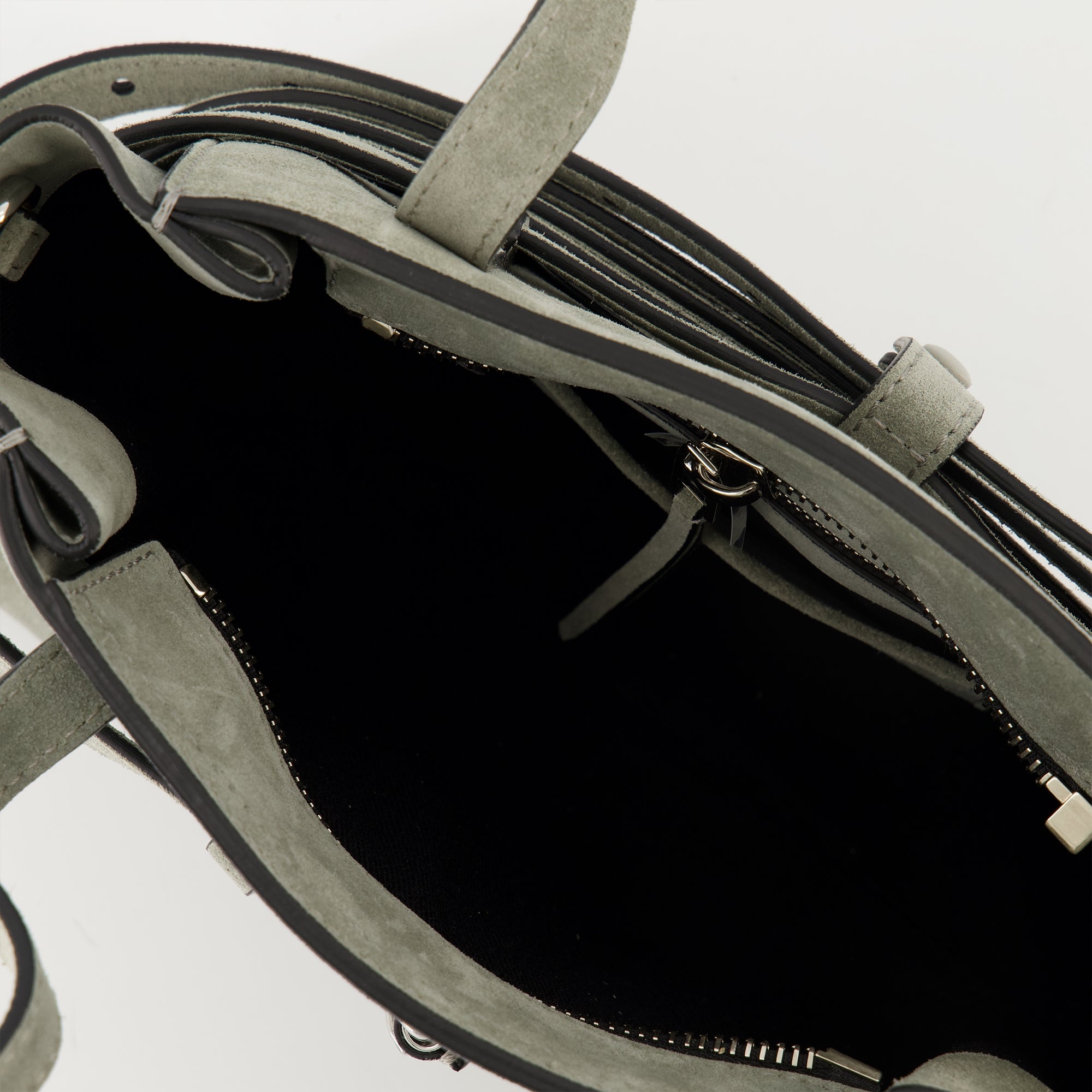 Image de l'article Petit sac Tie Me de la marque Moschino pour Femme - Saison Automne-Hiver 2025 - Vue détaillée_3