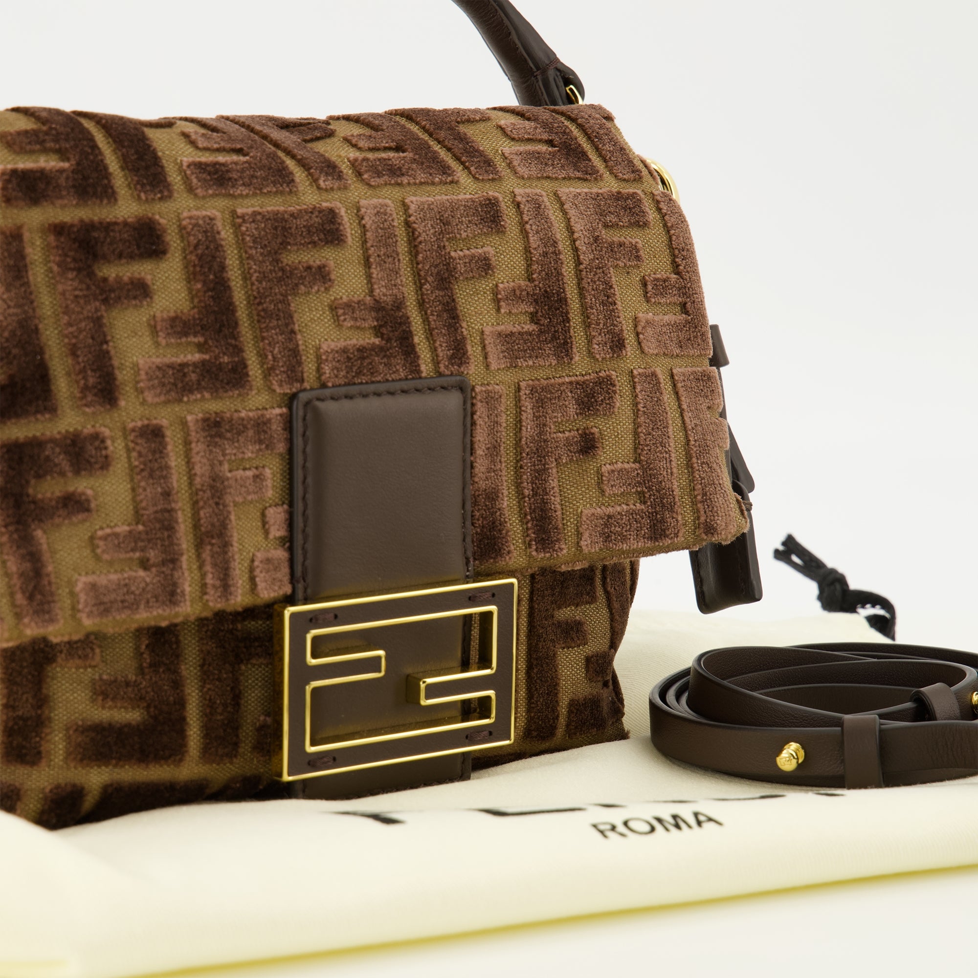 Image de l'article Mamma Baguette small de la marque Fendi pour Femme - Saison Automne-Hiver 2025 - Vue détaillée_2