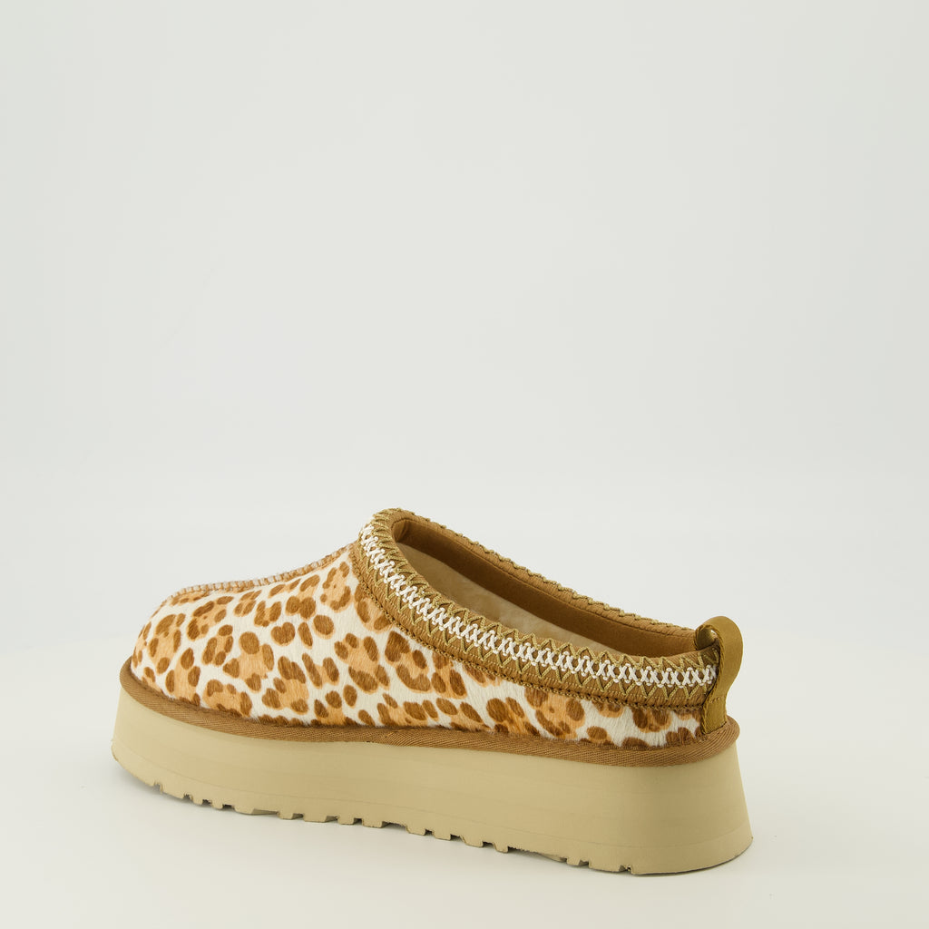 Image de l'article Mules Tazz Plains léopard de la marque Ugg pour Femme - Saison Printemps-Été 2026 - Vue trois quarts arrière droite