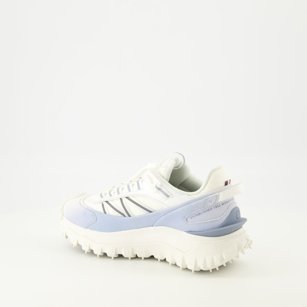 Bild der blauen Trailgrip-Sneaker von Moncler für Damen - Frühjahr-Sommer 2026 Saison - Hinteransicht drei Viertel rechts