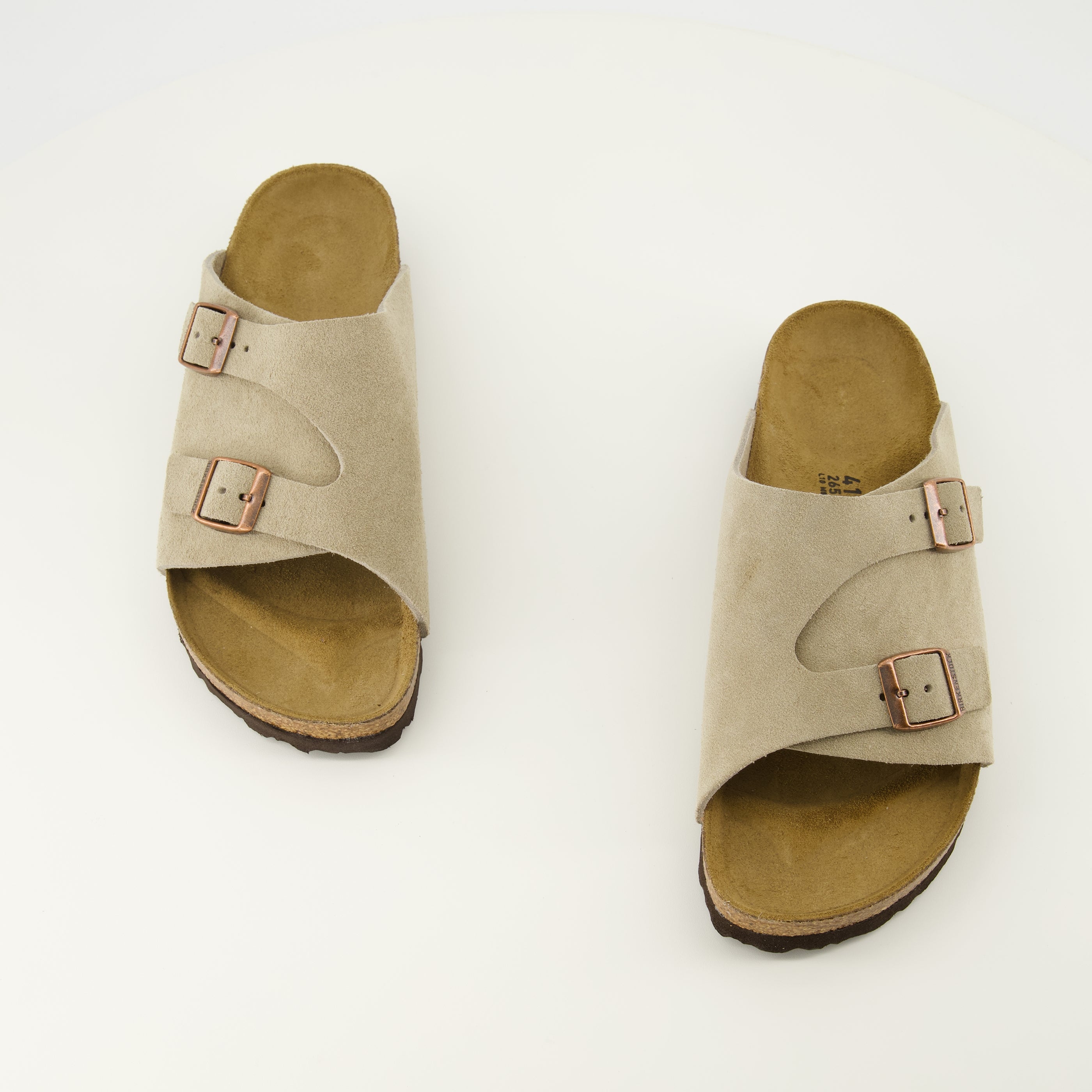 Immagine delle sandali Zürich in suede beige del marchio Birkenstock per Unisex - Stagione Primavera-Estate 2026 - Vista dall'alto della coppia di scarpe
