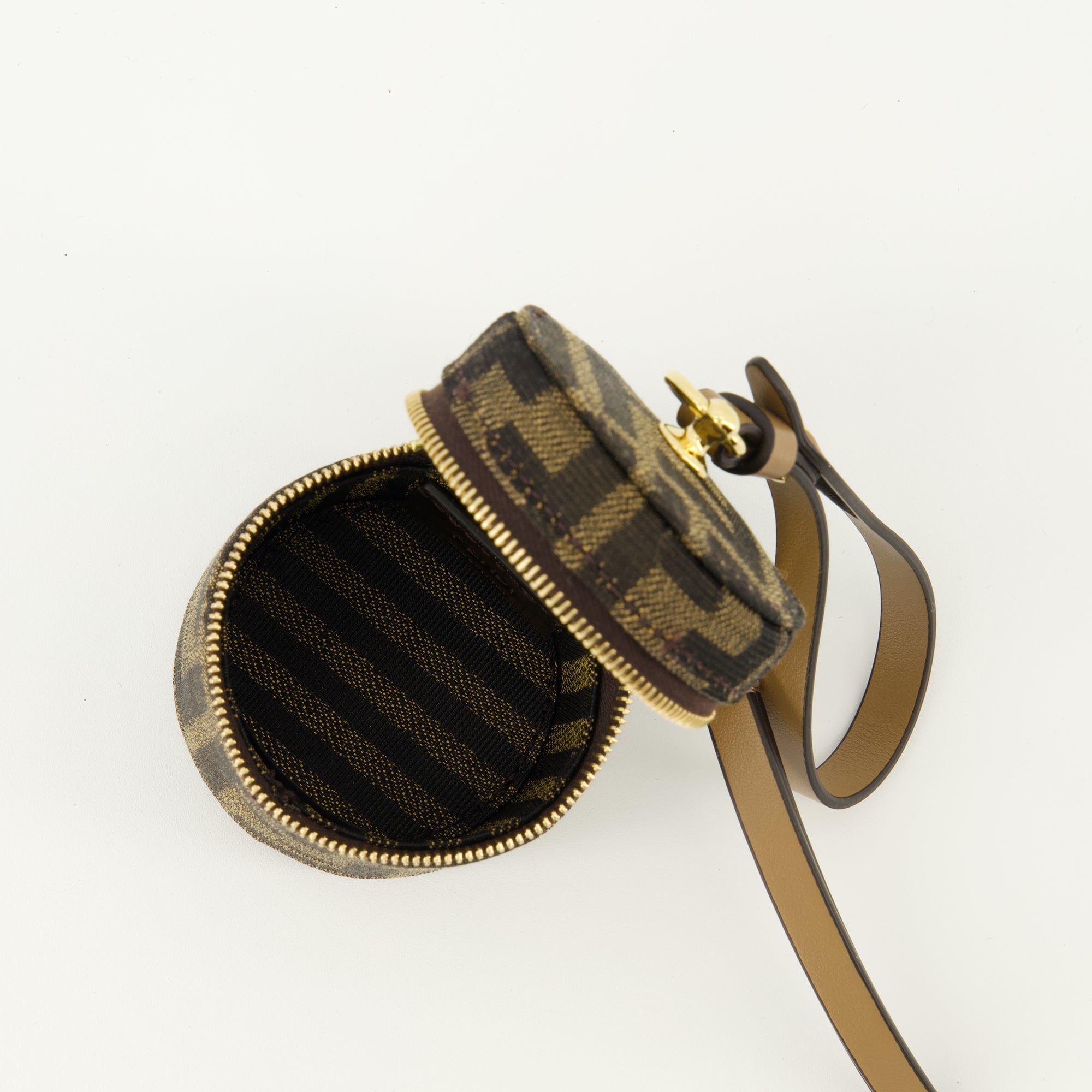 2025年秋冬シーズンの女性用Fendiバゲット財布の画像 - 詳細ビュー_3