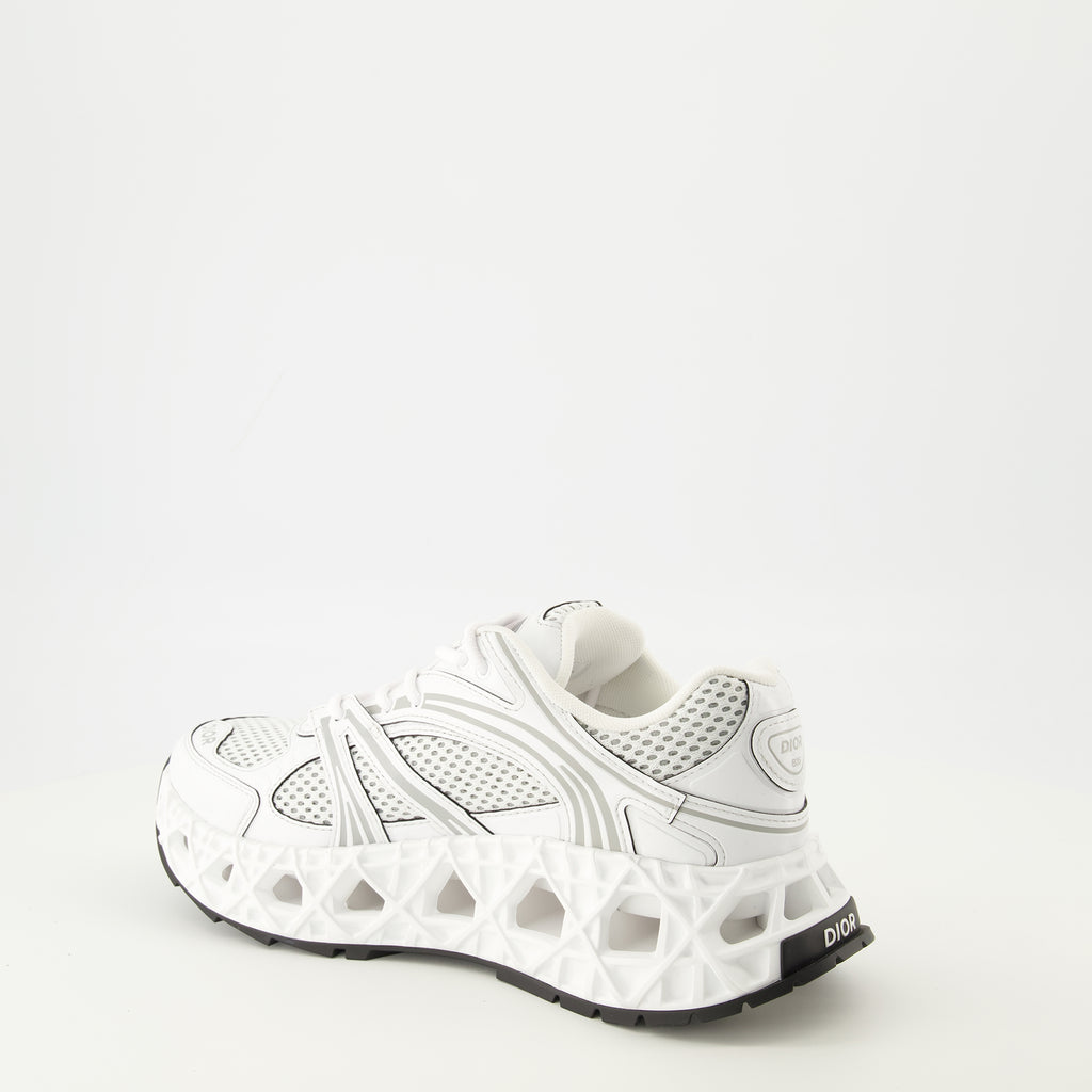 Bild des Dior B35 weißen Sneakers für Herren - Frühjahr-Sommer 2026 - Drei-Viertel-Ansicht von hinten rechts