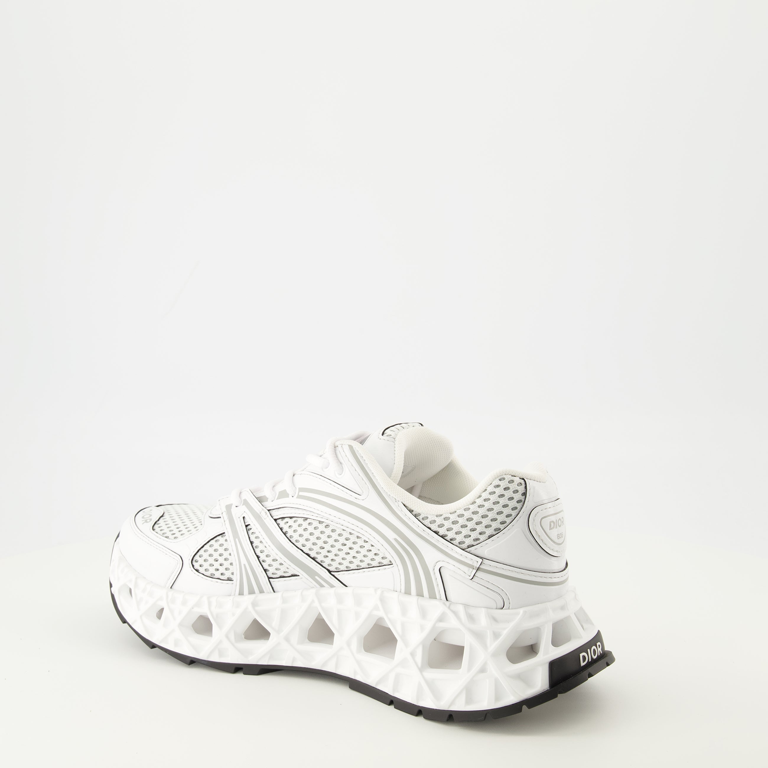Bild des Dior B35 weißen Sneakers für Herren - Frühjahr-Sommer 2026 - Drei-Viertel-Ansicht von hinten rechts