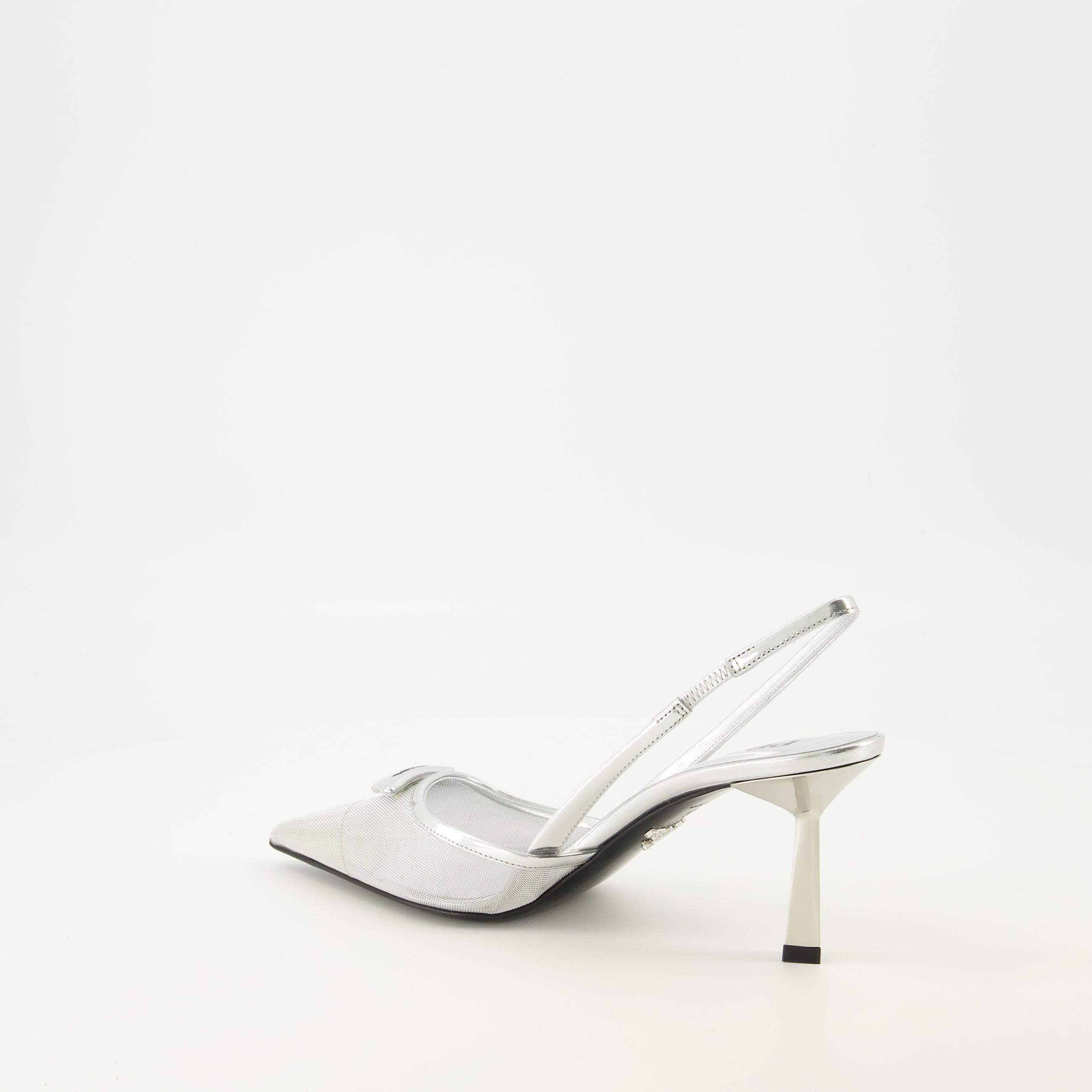 Immagine dei tacchi in rete argentata del marchio Prada per donna - Stagione Primavera-Estate 2026 - Vista tre quarti posteriore destra