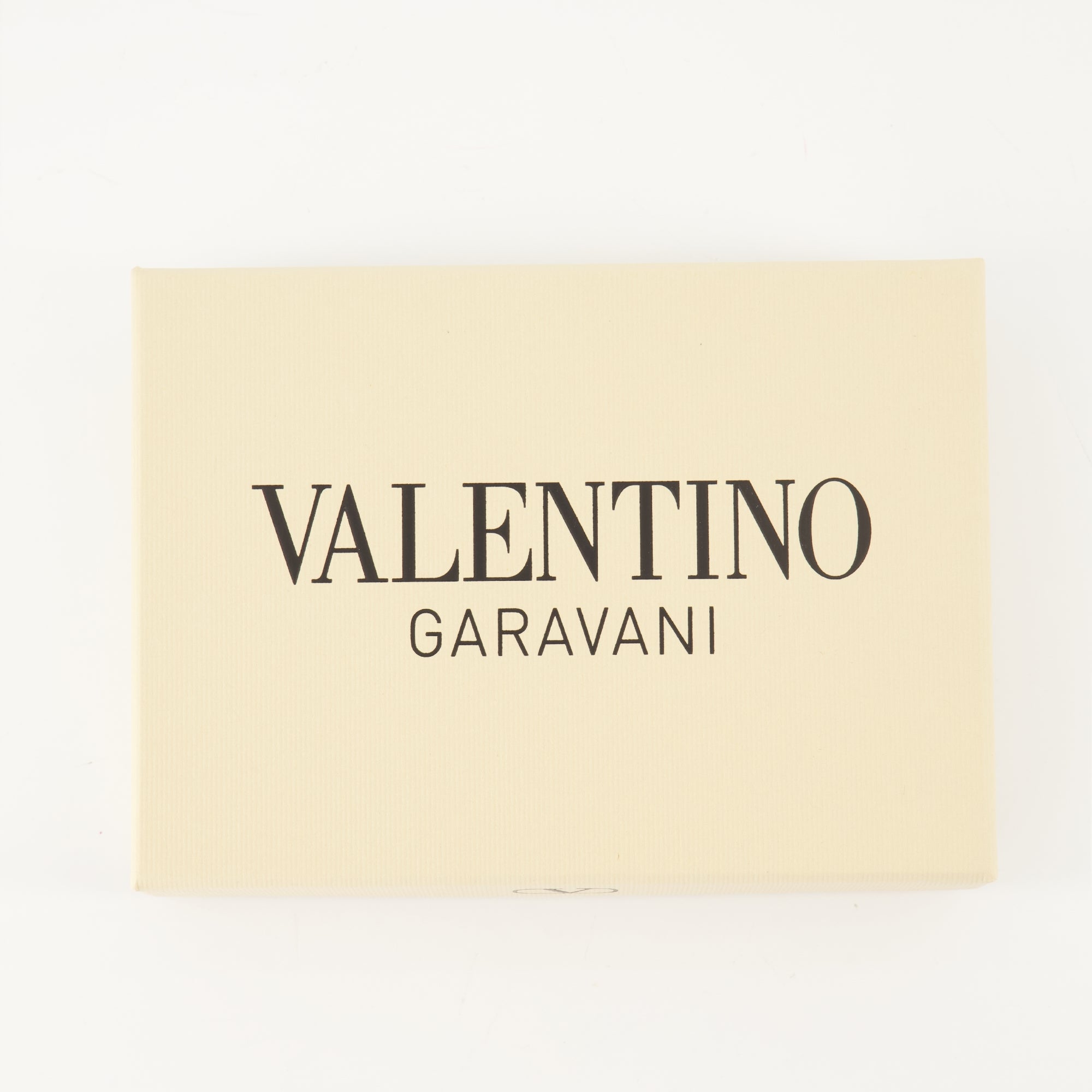 Image of the Valentino Garavani Men's VLogo Card Holder - Fall/Winter 2025 - Detailed View 3
