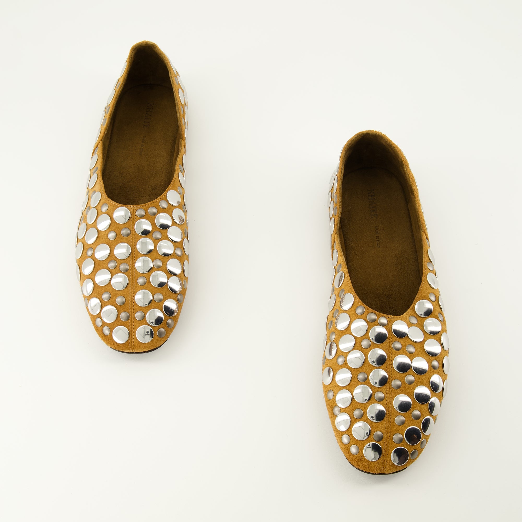 Image de l'article Ballerines Jane en daim marron de la marque Khaite pour Femme - Saison Printemps-Été 2026 - Vue de dessus paire de chaussure