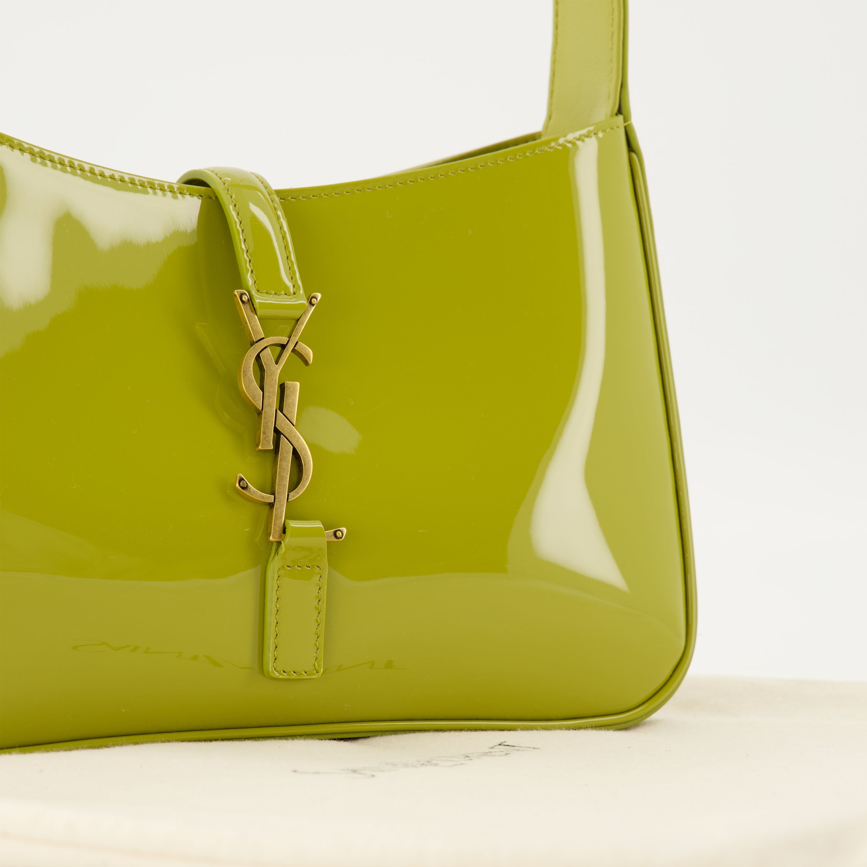 Image of the article Le 5 à 7 green patent leather bag by Saint Laurent for Women - Spring-Summer 2026 - Detailed View_2