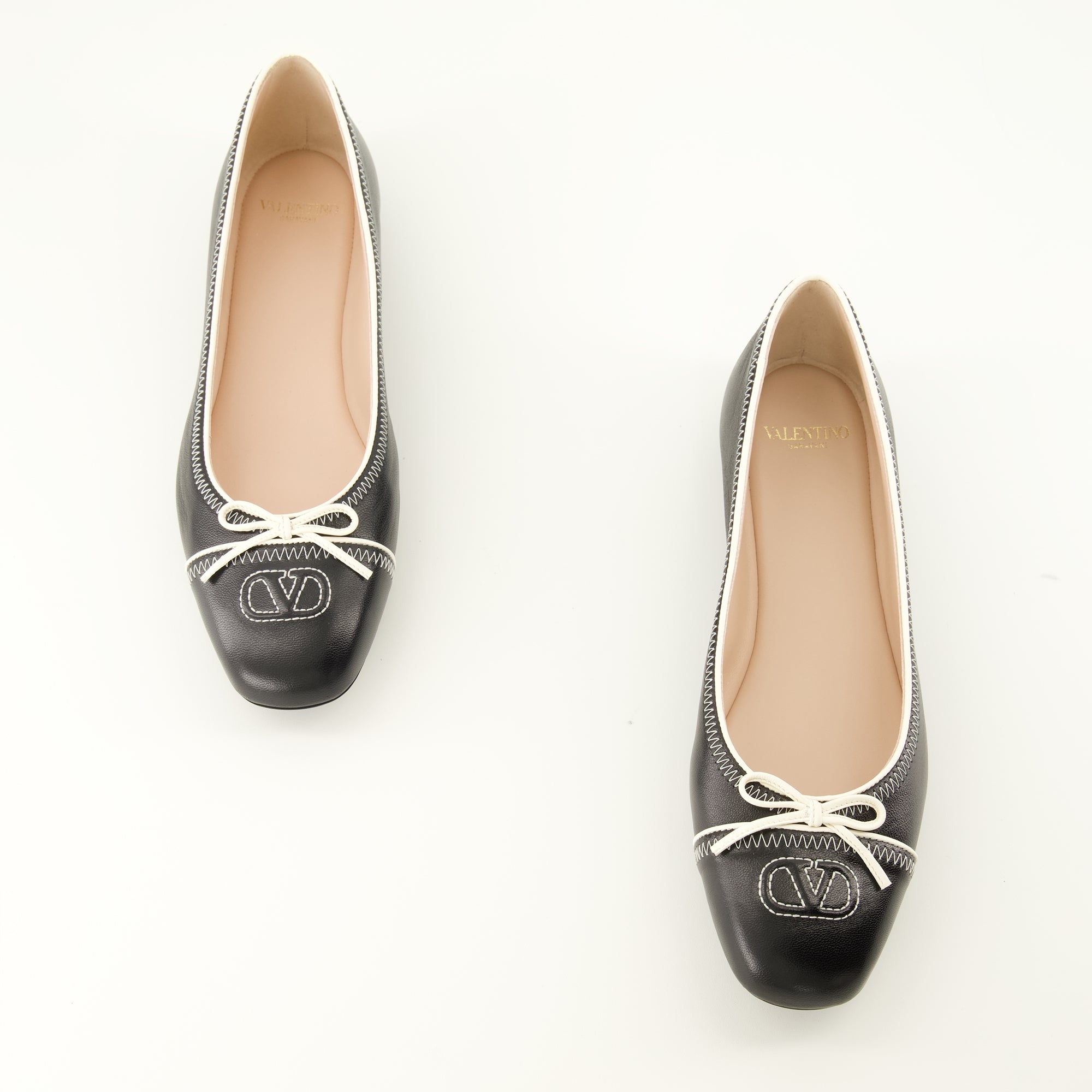 Chaussures plates Ballerines en cuir noir Valentino Garavani Noir Femme