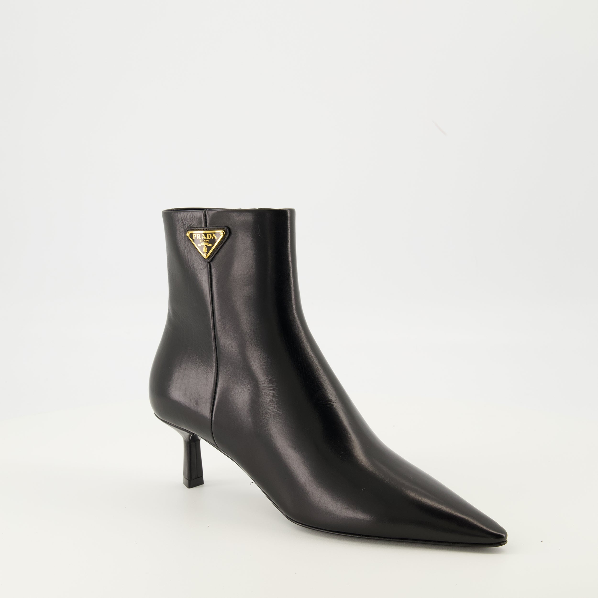 Image de l'article Bottines en cuir de la marque Prada pour Femme - Saison Automne-Hiver 2025 - Vue trois quarts avant droite