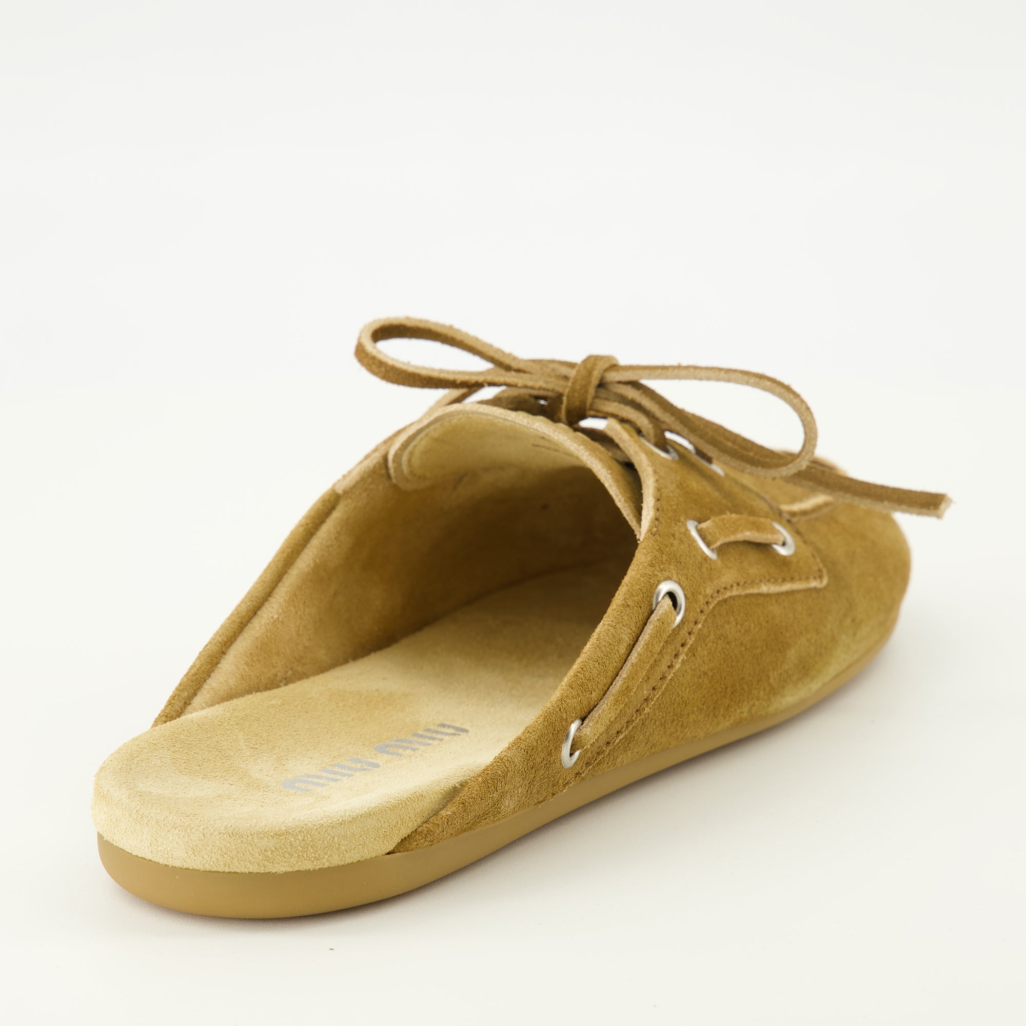 Image de l'article Mules bateau en suède marron de la marque Miu Miu pour Femme - Saison Printemps-Été 2026 - Vue arrière