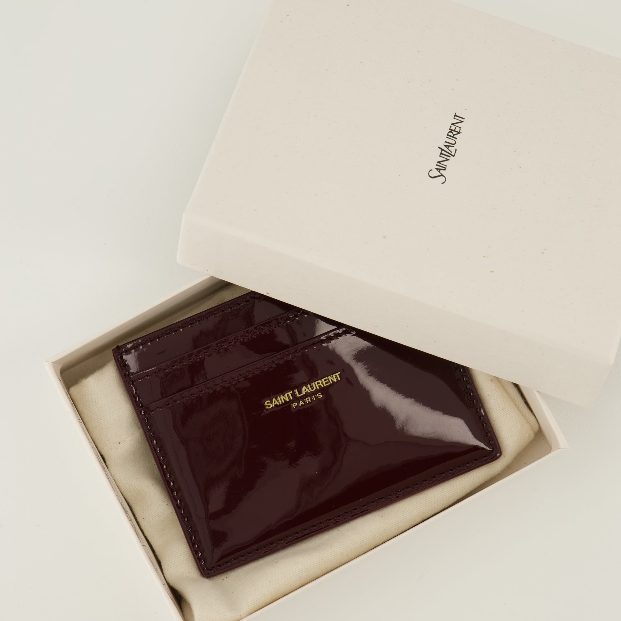 Image de l'article Porte-cartes en cuir verni bordeaux de la marque Saint Laurent pour Femme - Saison Printemps-Été 2026 - Vue détaillée_3