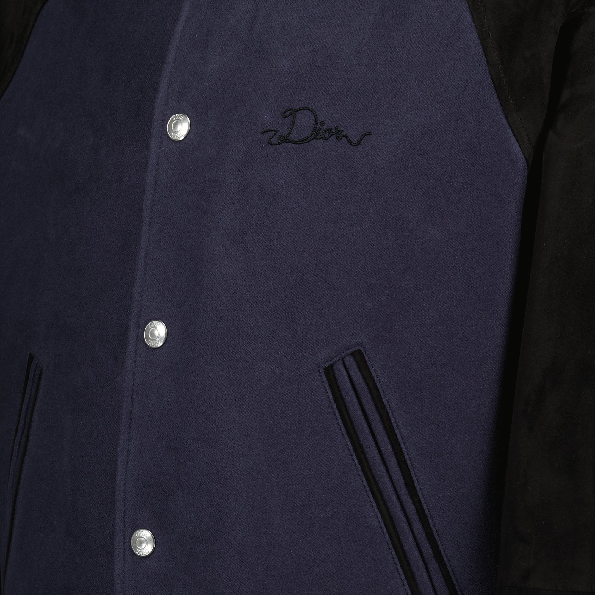 Immagine dell'articolo Giacca Varsity blu navy di Dior per Uomo - Stagione Primavera-Estate 2026 - Vista Dettagliata 1