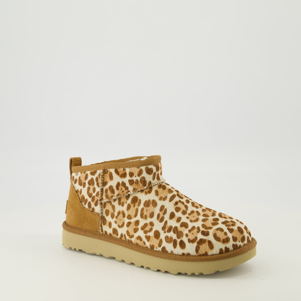 Image de l'article Bottines Classic Ultra Mini II léopard de la marque Ugg pour Femme - Saison Printemps-Été 2026 - Vue trois quarts avant droite