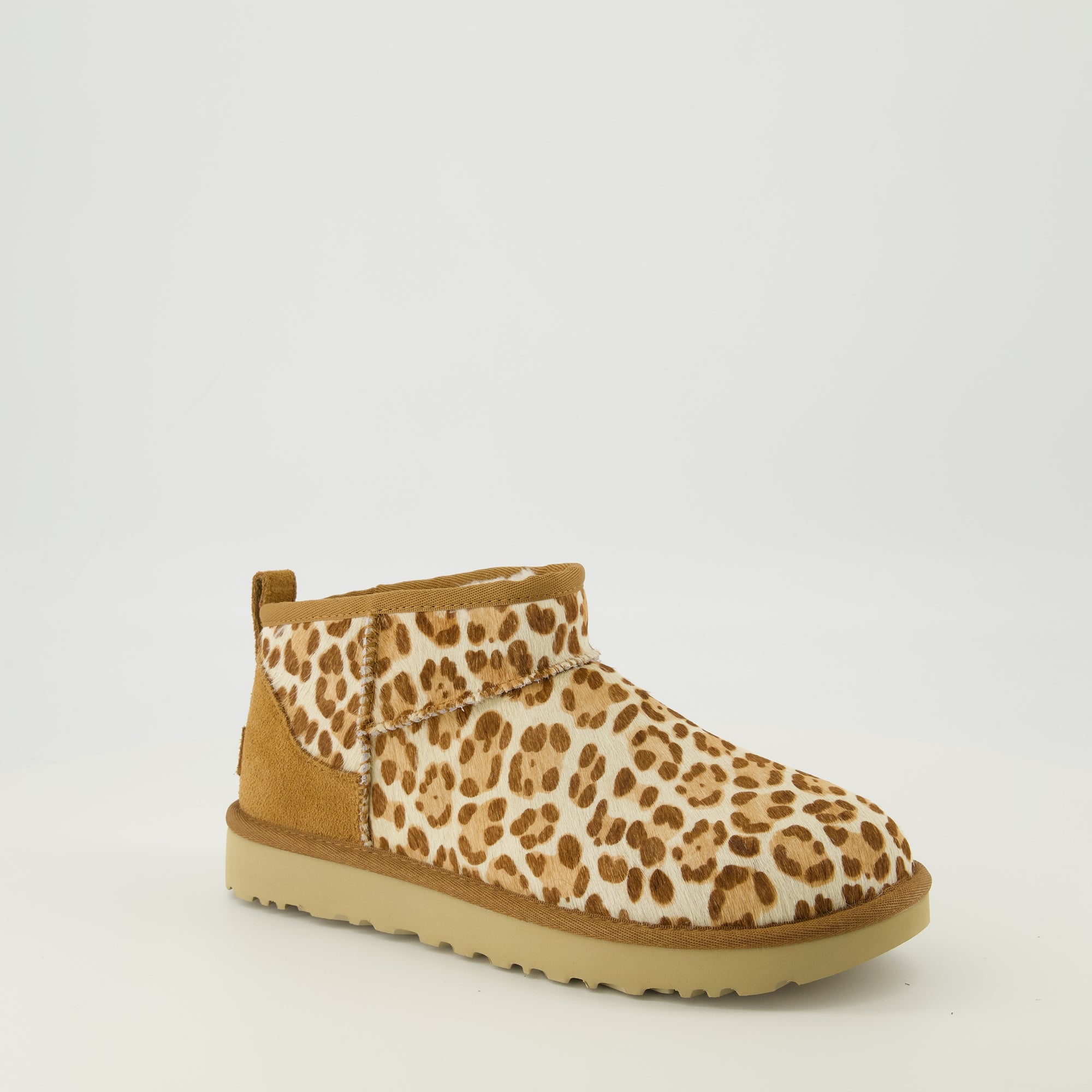 Image de l'article Bottines Classic Ultra Mini II léopard de la marque Ugg pour Femme - Saison Printemps-Été 2026 - Vue trois quarts avant droite