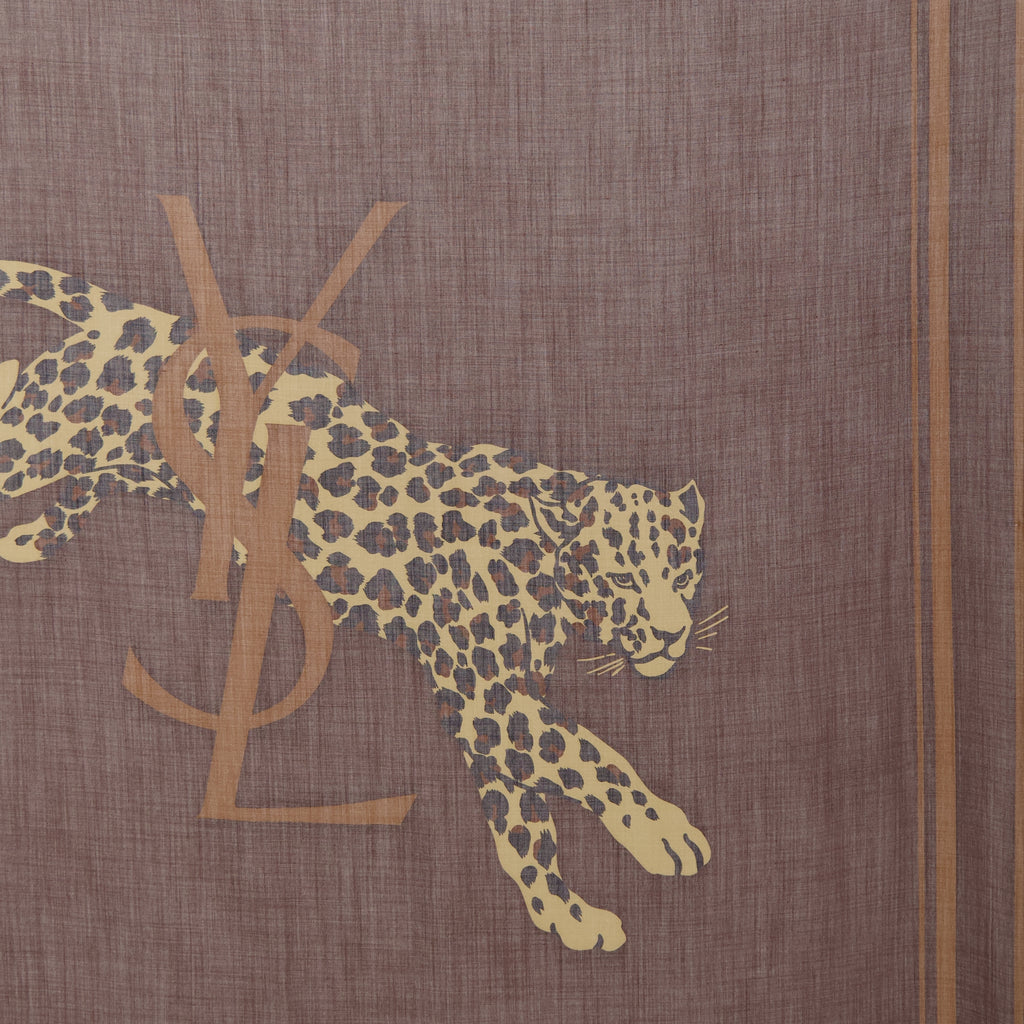 Image de l'article Carré Cassandre en sergé de laine marron de la marque Saint Laurent pour Femme - Saison Printemps-Été 2026 - Vue détaillée_2