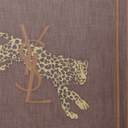 Imagem do artigo Carré Cassandre em sarja de lã castanha da marca Saint Laurent para Mulher - Coleção Primavera-Verão 2026 - Vista Detalhada_2